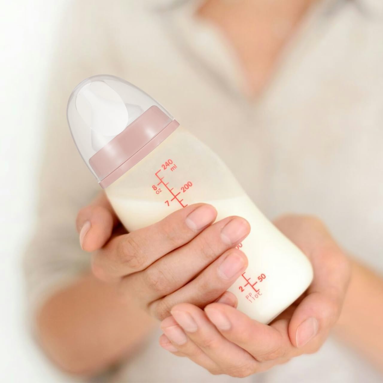 Toyvian protective bottle cap shields nipples from dirt during feeds.