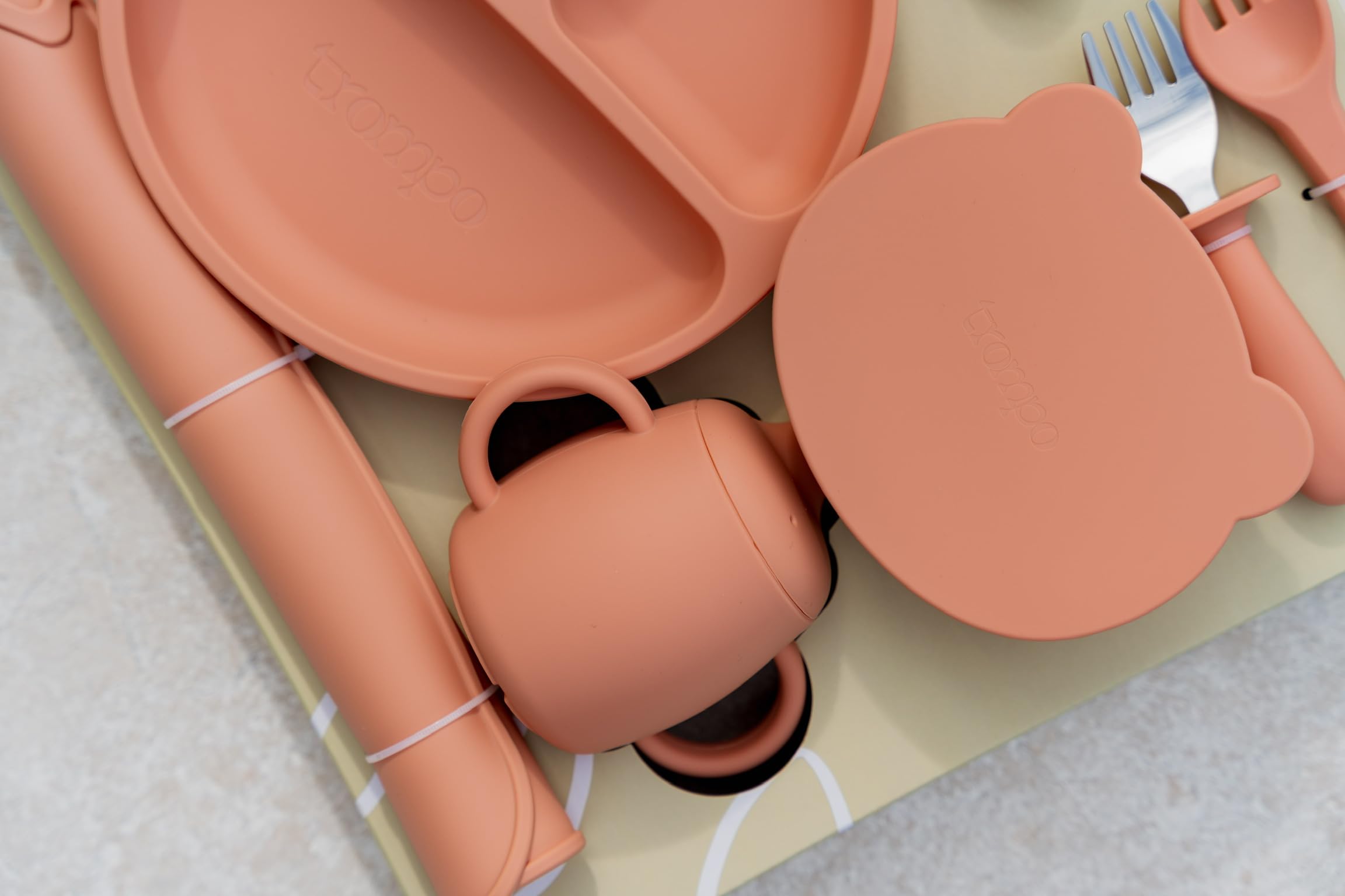 Trompo non-slip base reduces tipping and mess during mealtime.