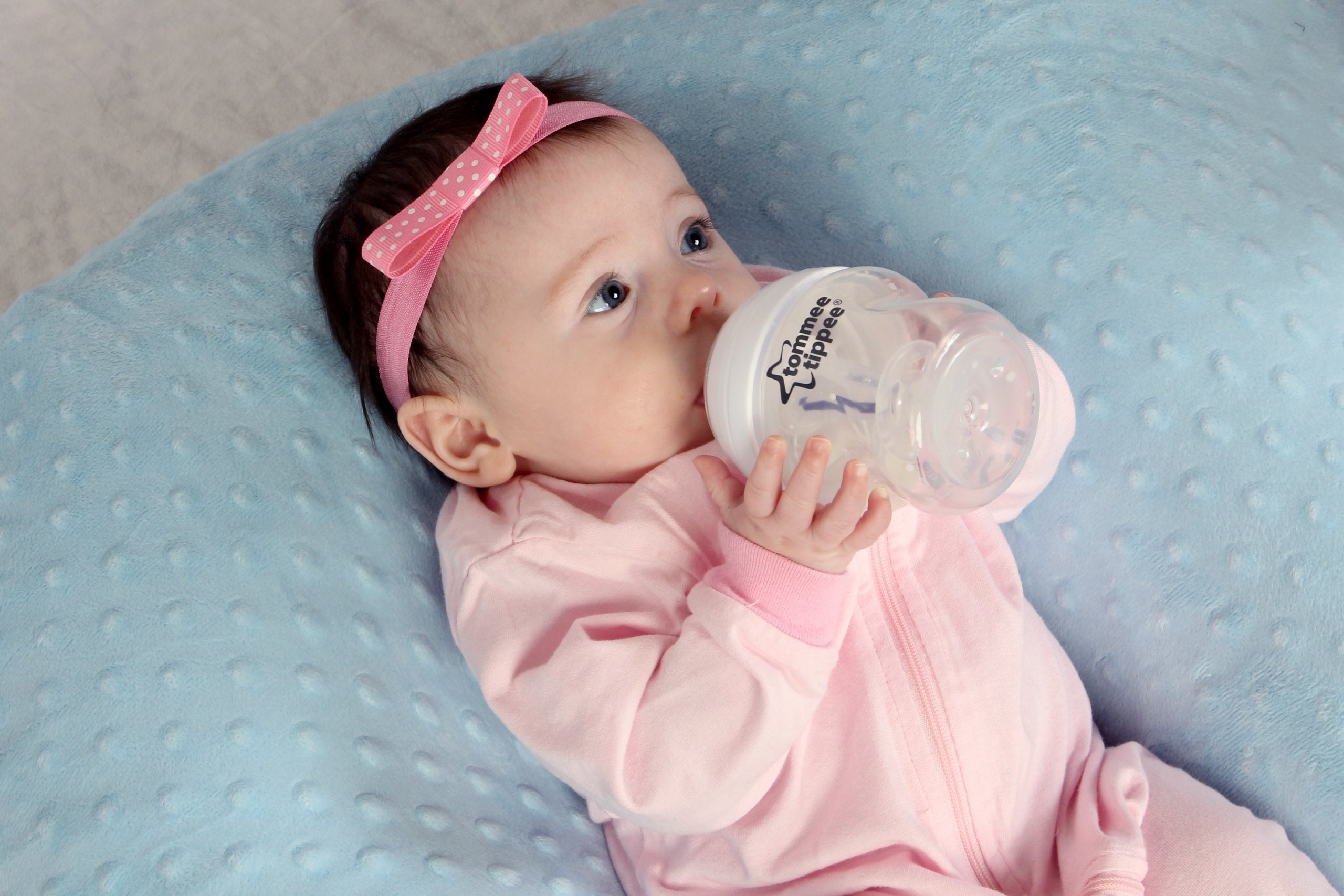 Twin Z Pillow Blue, adjustable design shot, adapts to newborn and infant feeding.