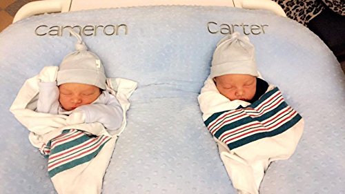 Twin Z Pillow Blue, dual feeding setup, supports simultaneous feeding for twins.
