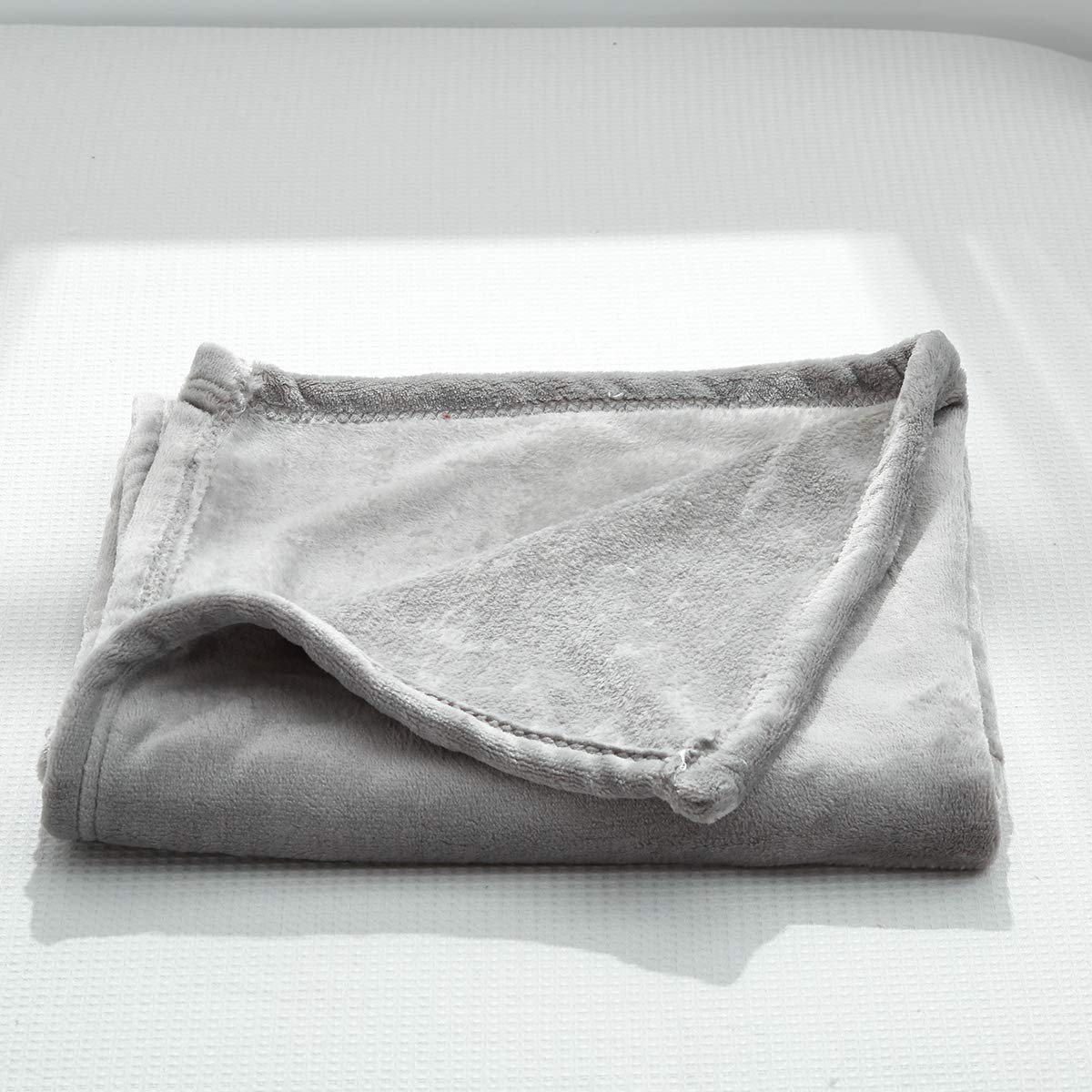 UOZZI BEDDING cozy sofa display blanket in a living space