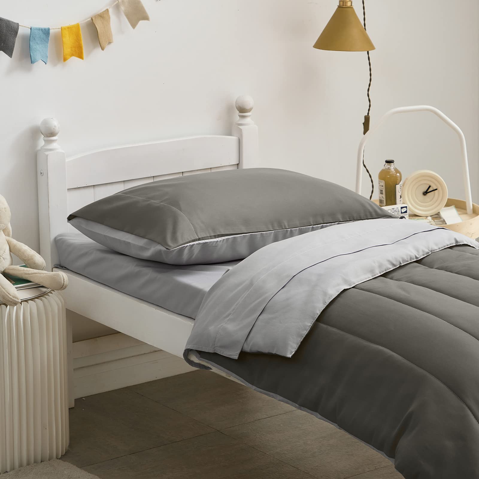 UOZZI BEDDING packaging display highlighting the 4-piece set