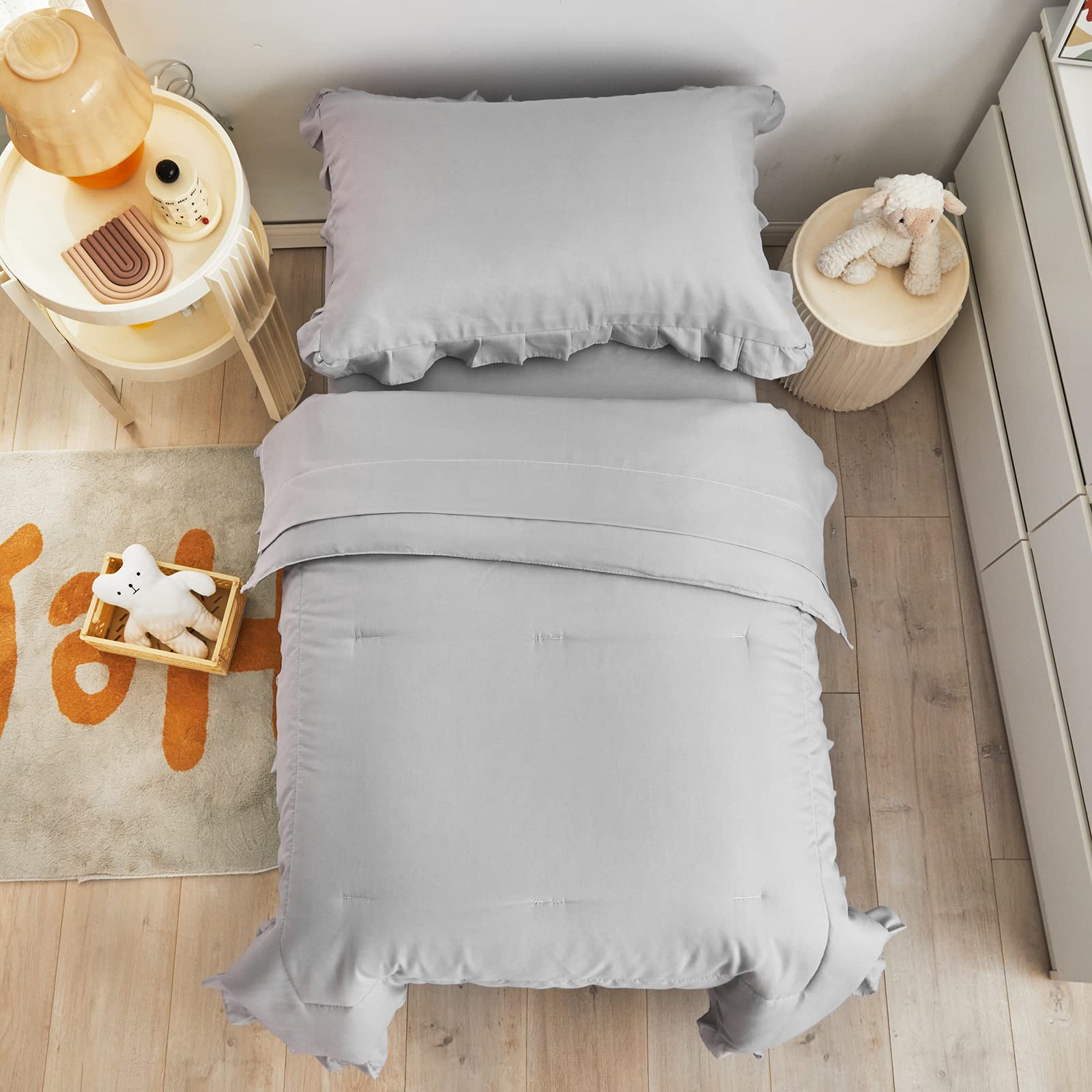UOZZI BEDDING reversible comforter offers two styles in one