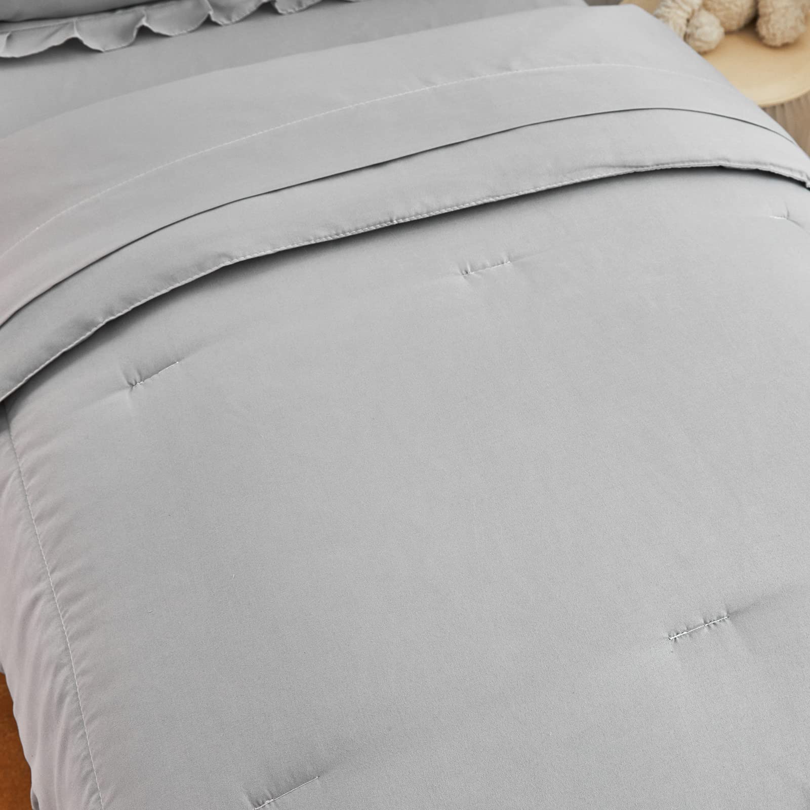 UOZZI BEDDING detailed ruffle stitching adds playful charm