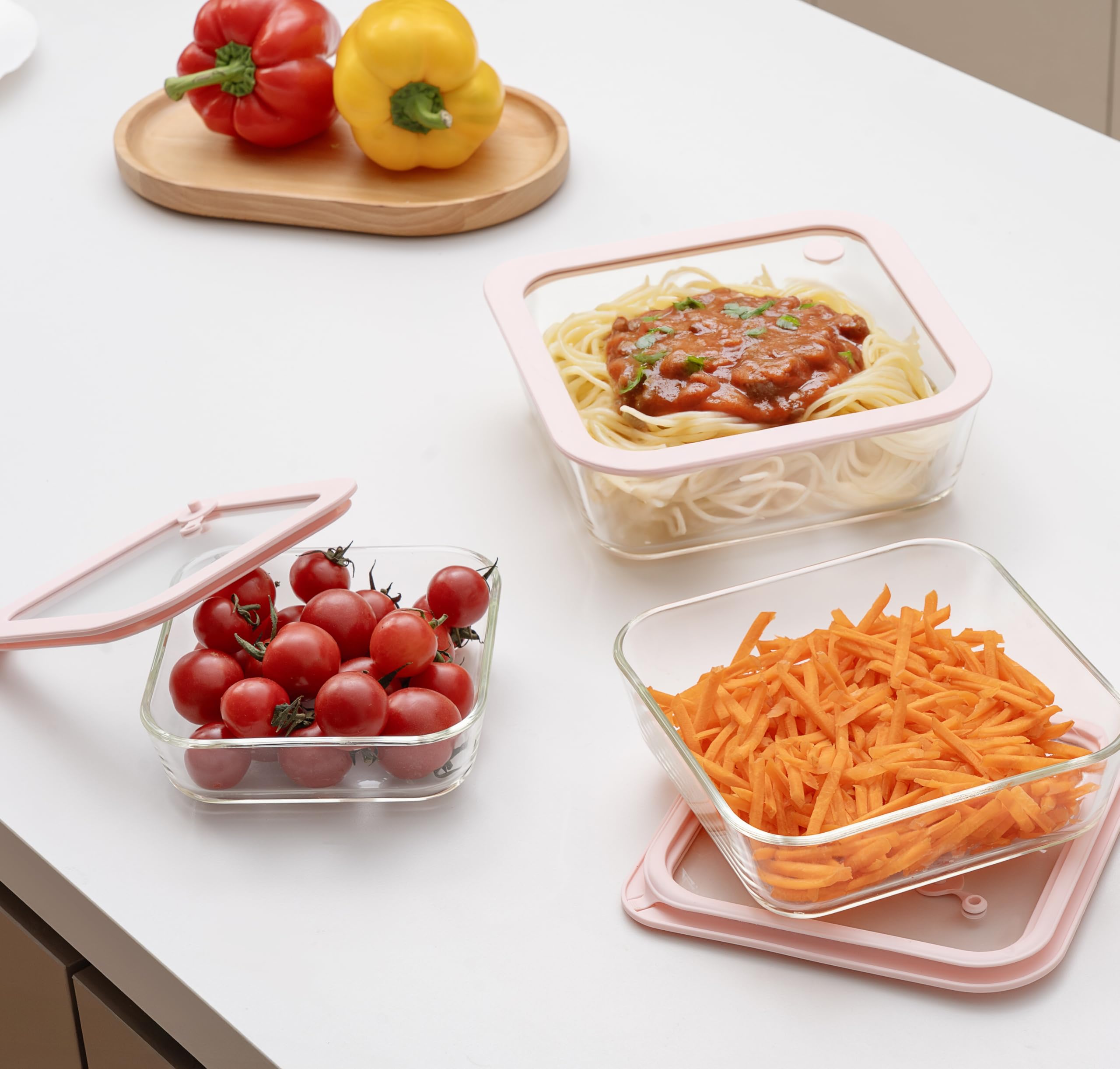 Urban Green round 30oz container demonstrates airtight storage for leftovers.