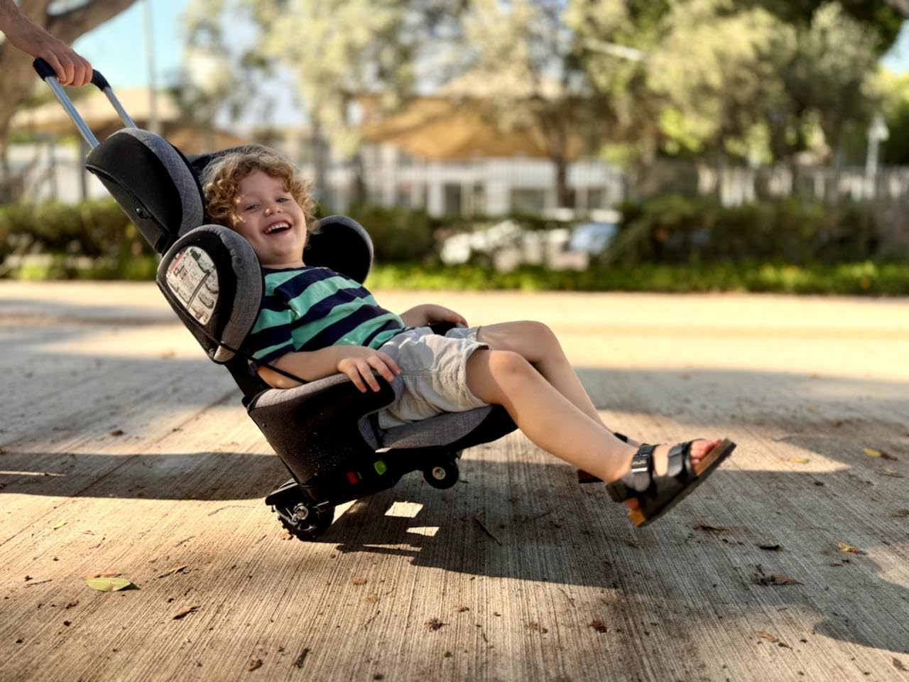 V VOLKGO universal fit adapts to most ISOFIX-enabled car seats.
