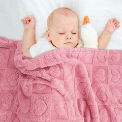 VEIDIA plush heart-checkered blanket for travel remains lightweight and cozy.