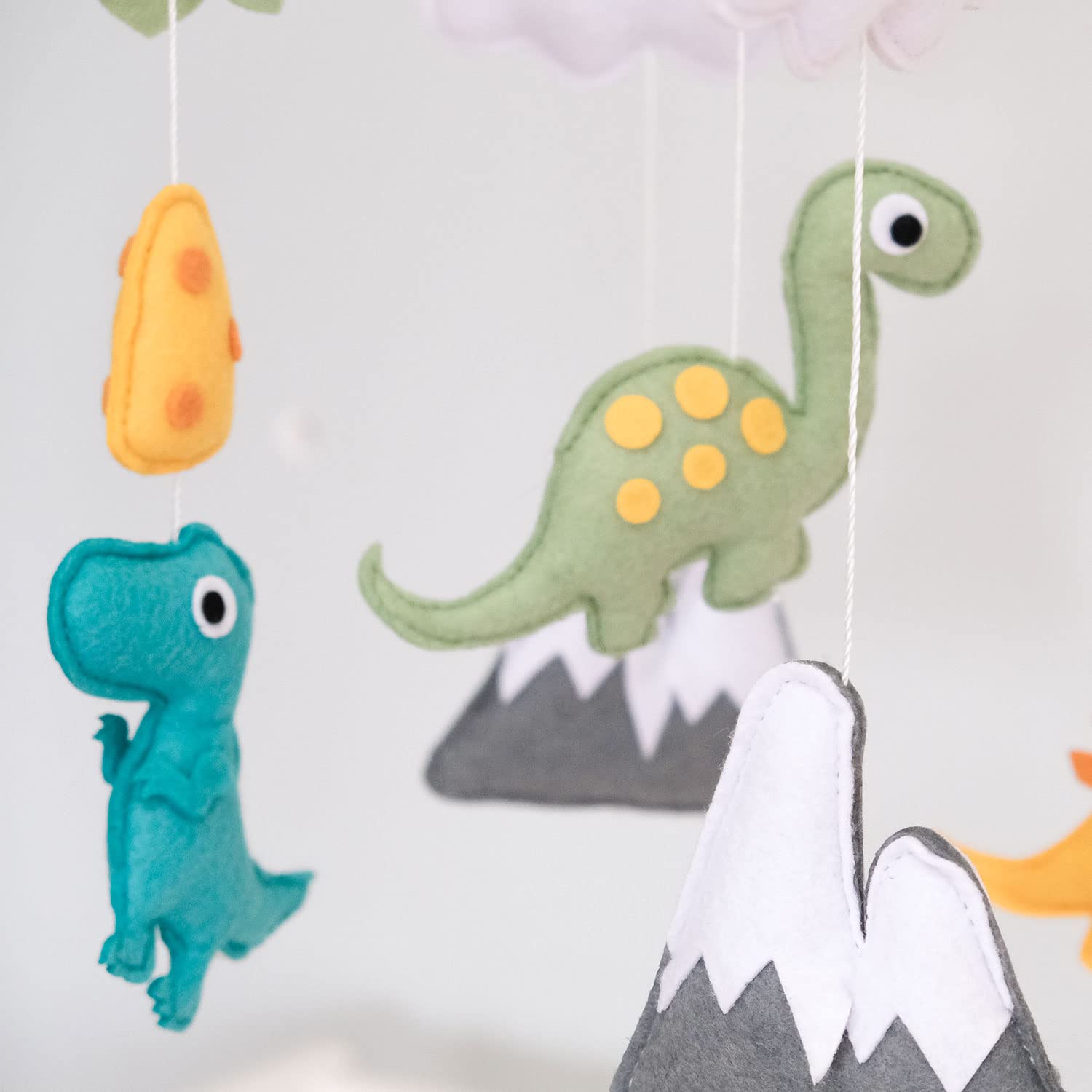 Vlokup crib and Pack n Play compatibility for versatile use.