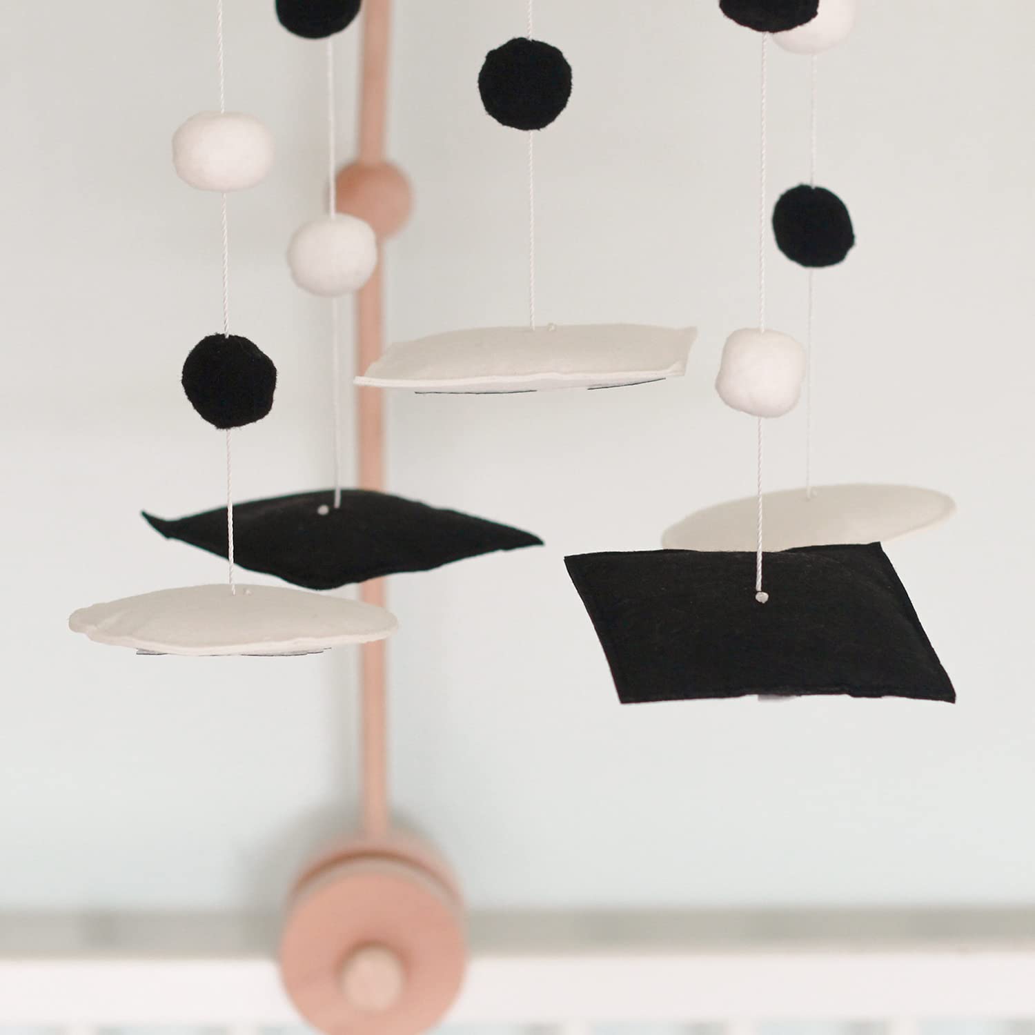 Vlokup Montessori mobile in black and white contrasts for clear shapes