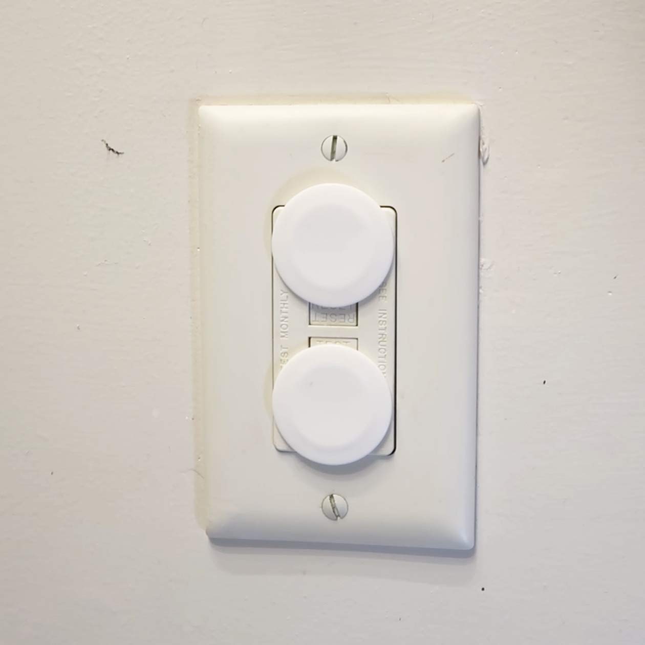 Easy-to-clean reusable Vmaisi outlet covers keep outlets tidy and ready.