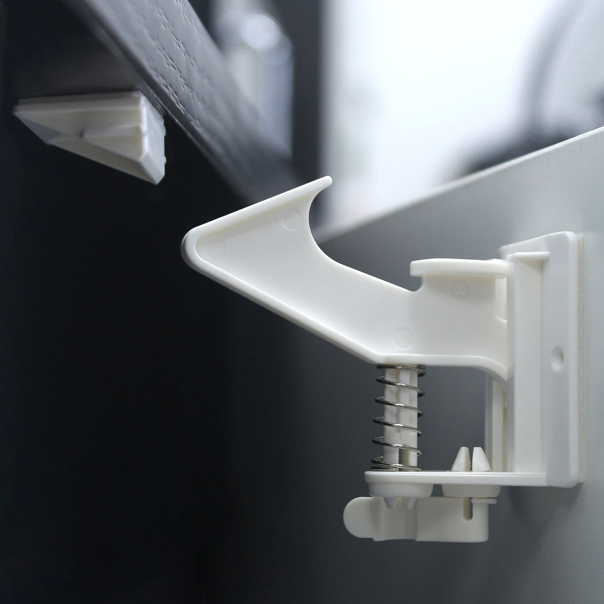 Vmaisi easy-grip activation illustrates smooth operation for daily use.
