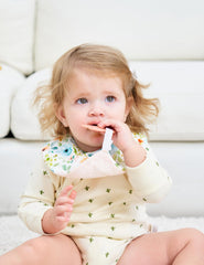 Vuminbox bibs feature adjustable nickel-free snaps for 0–24 months.