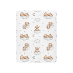 vvfelixl crib sheet with clouds design creates a calm, cozy sleeping area.