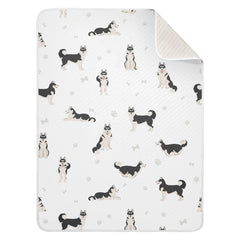 vvfelixl Husky Black blanket in crib setup providing gentle warmth.