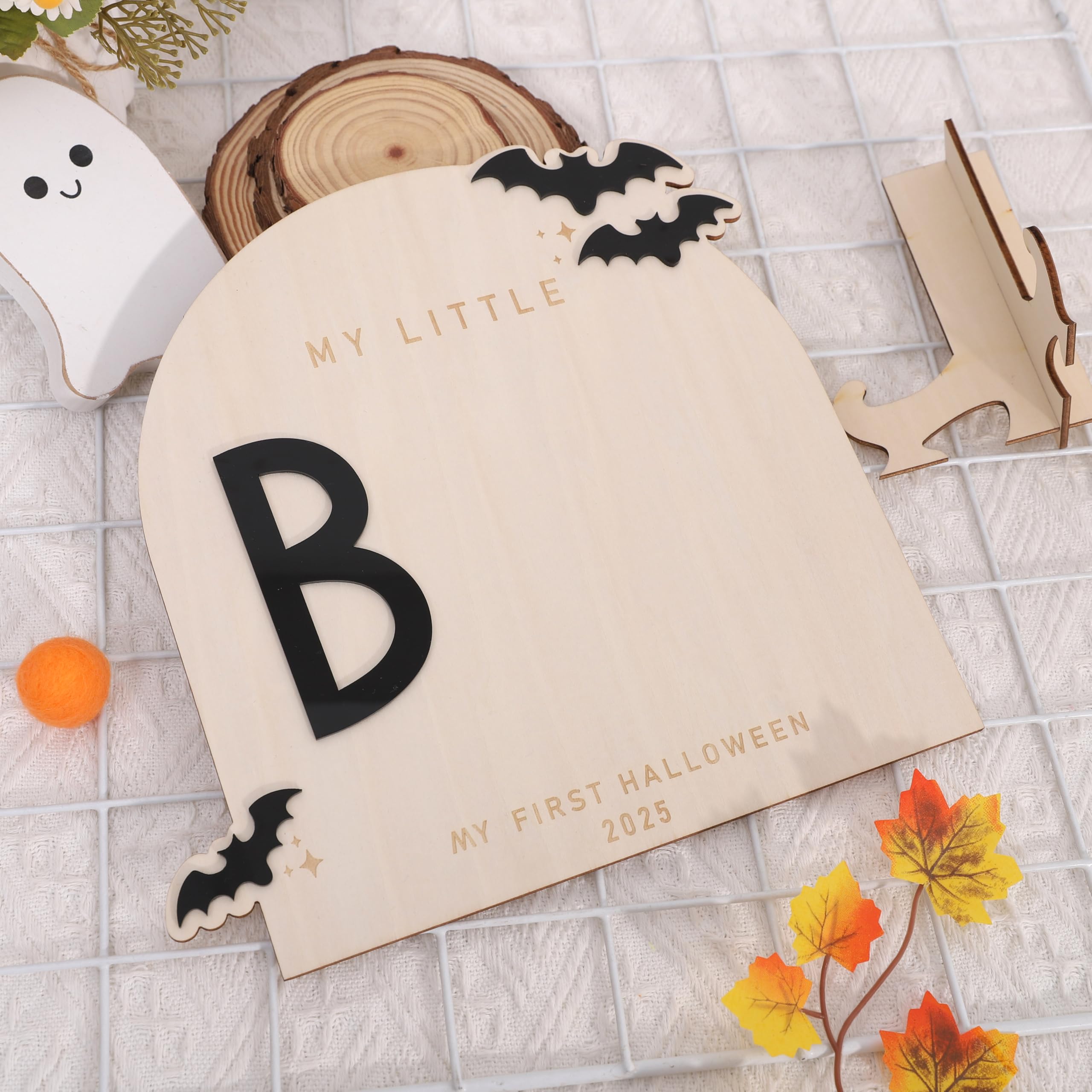 WAWUO Footprint sign displayed in living room or nursery for Halloween