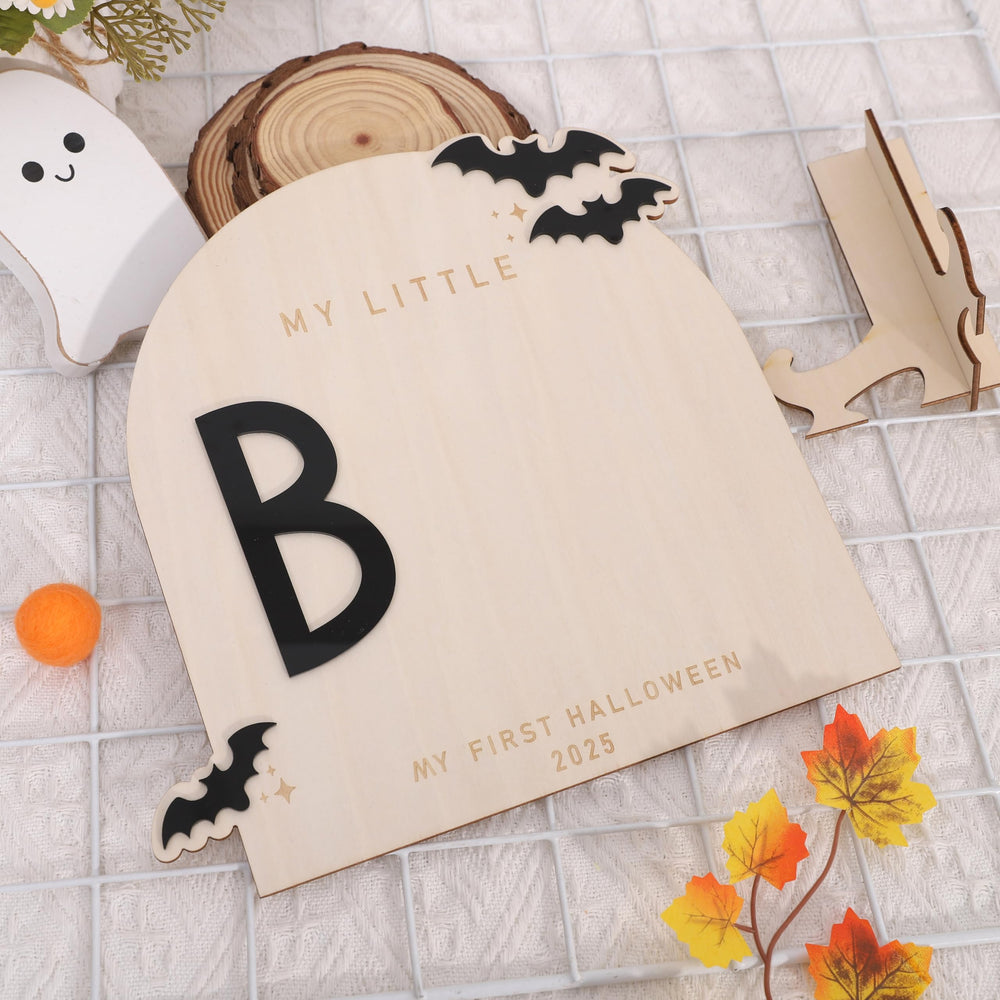 WAWUO Footprint sign displayed in living room or nursery for Halloween
