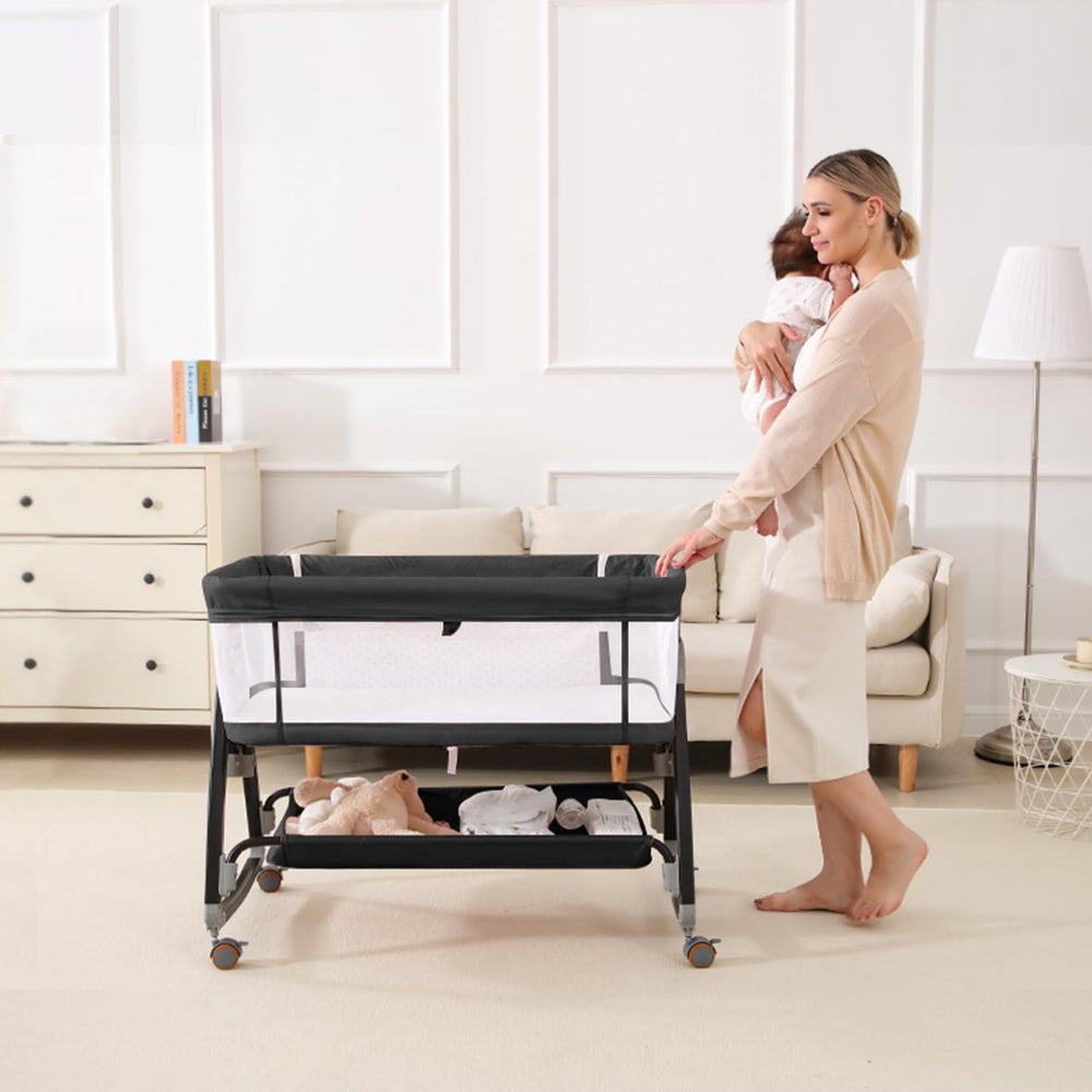 Wayfong breathable mesh bassinet provides clear visibility and airflow