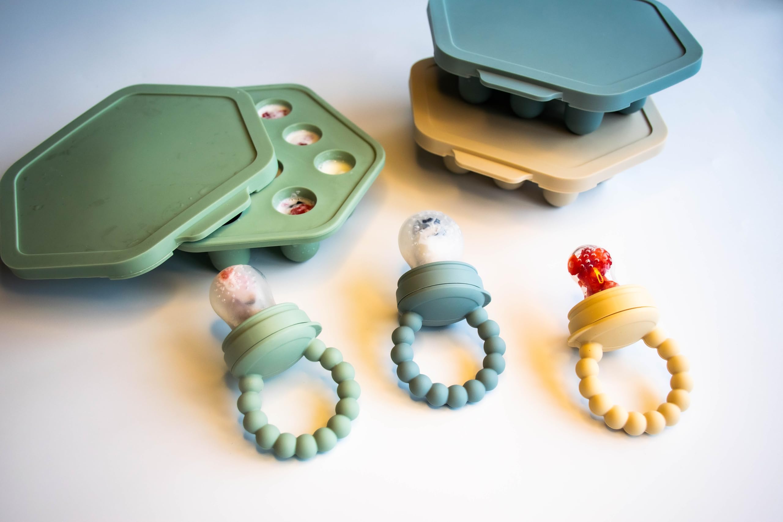 Wee Little Ones secure snap-on lid keeps meals fresh and spills contained