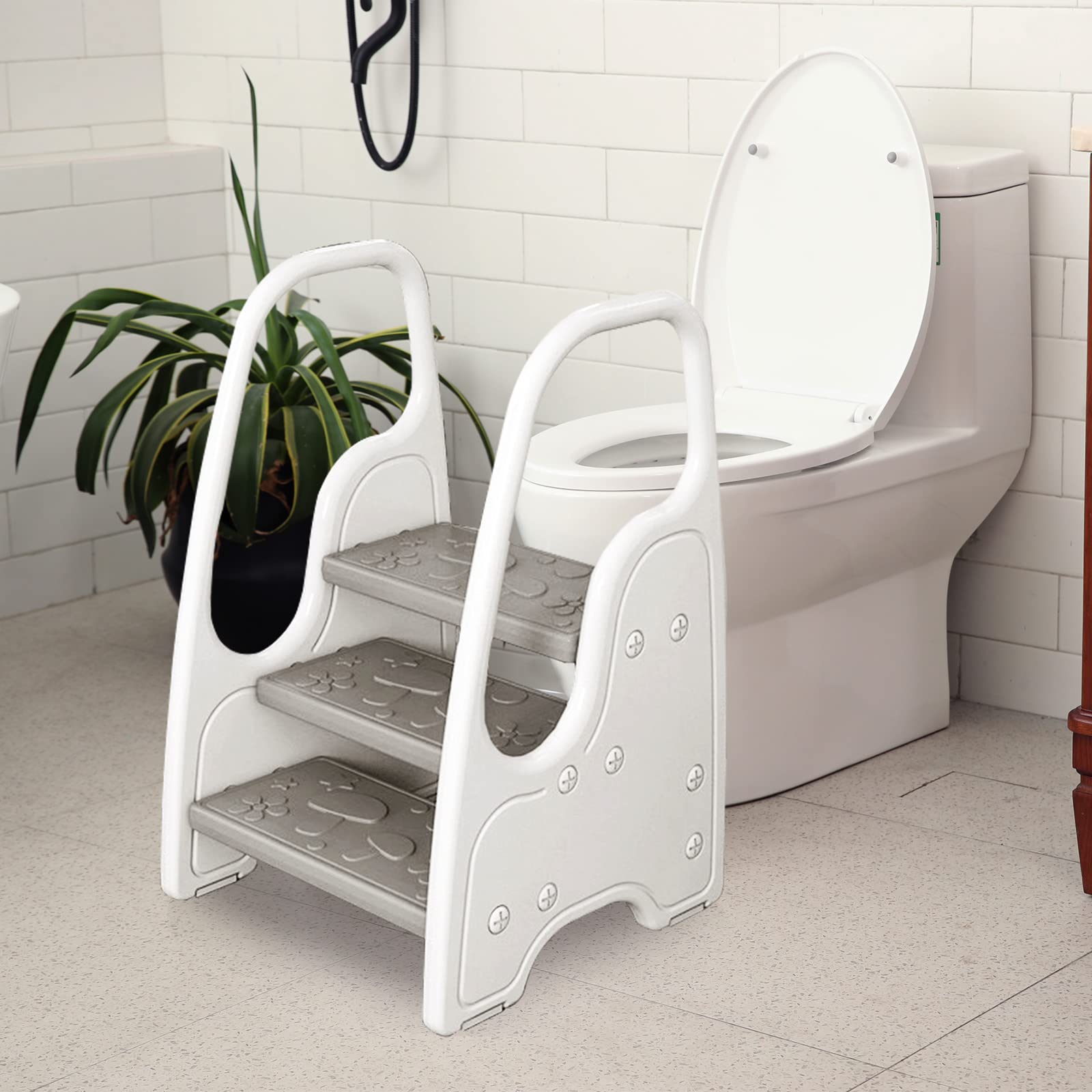 Wiifo durable BPA-free plastic keeps the stool lightweight and sturdy.