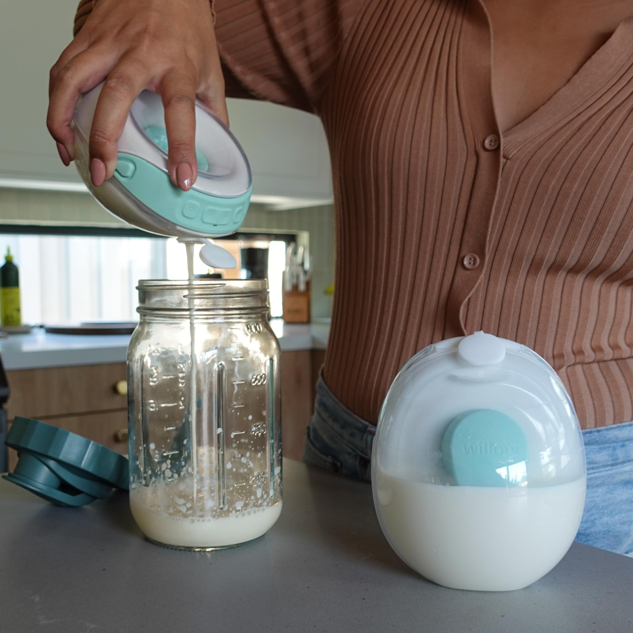 Willow Go container pairing with wearable double-electric pump