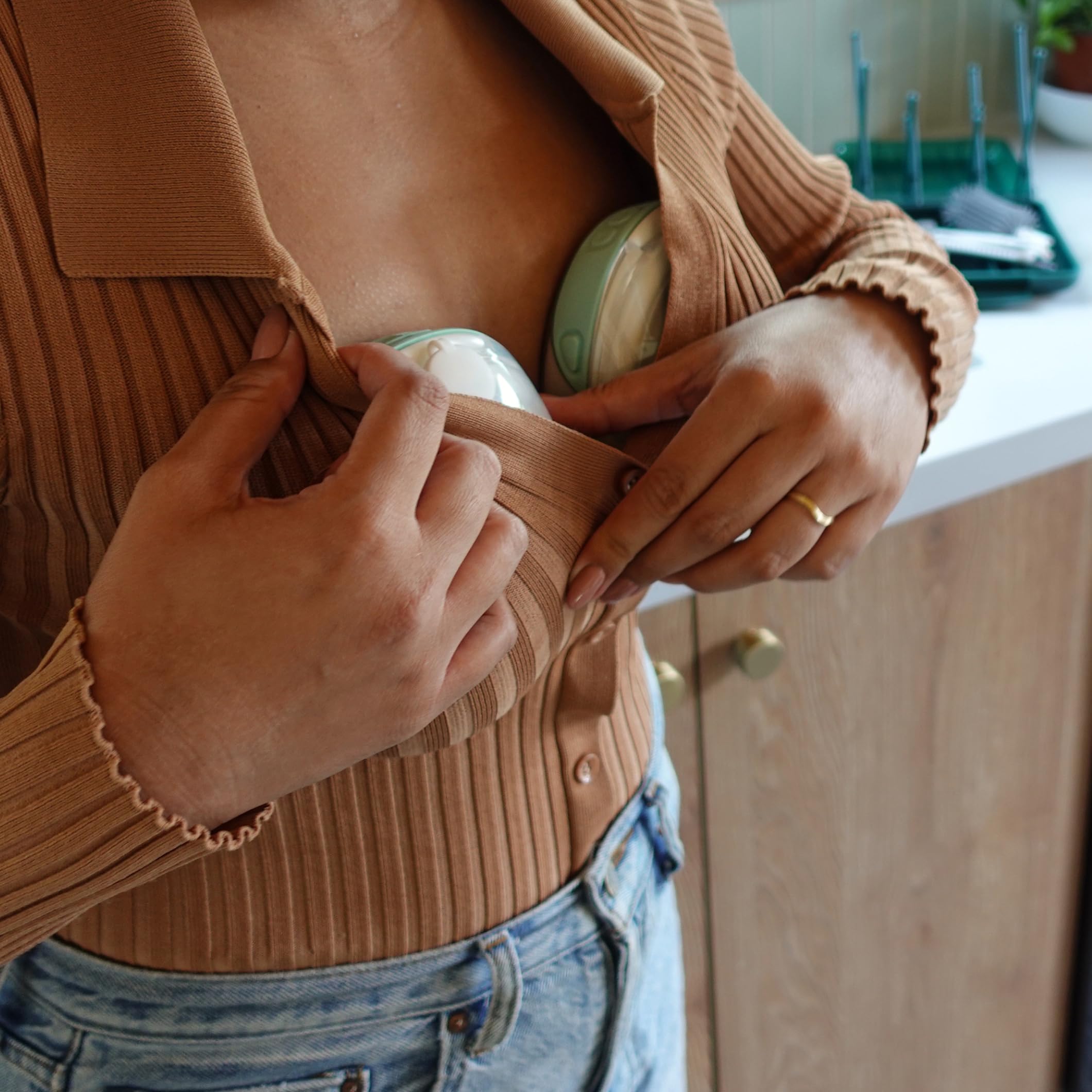 Willow Go container showing dishwasher-safe and BPA-free features