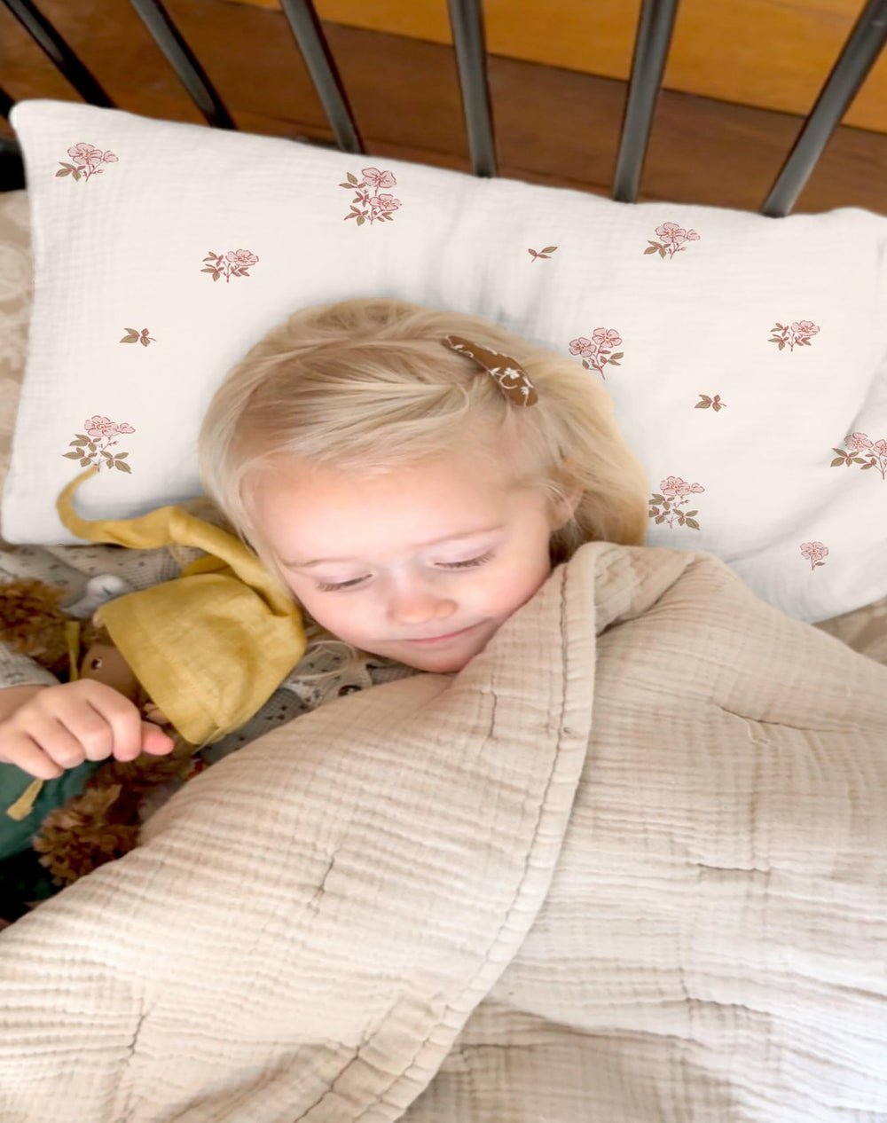 Skin-friendly muslin texture of Wimist pillowcase against skin