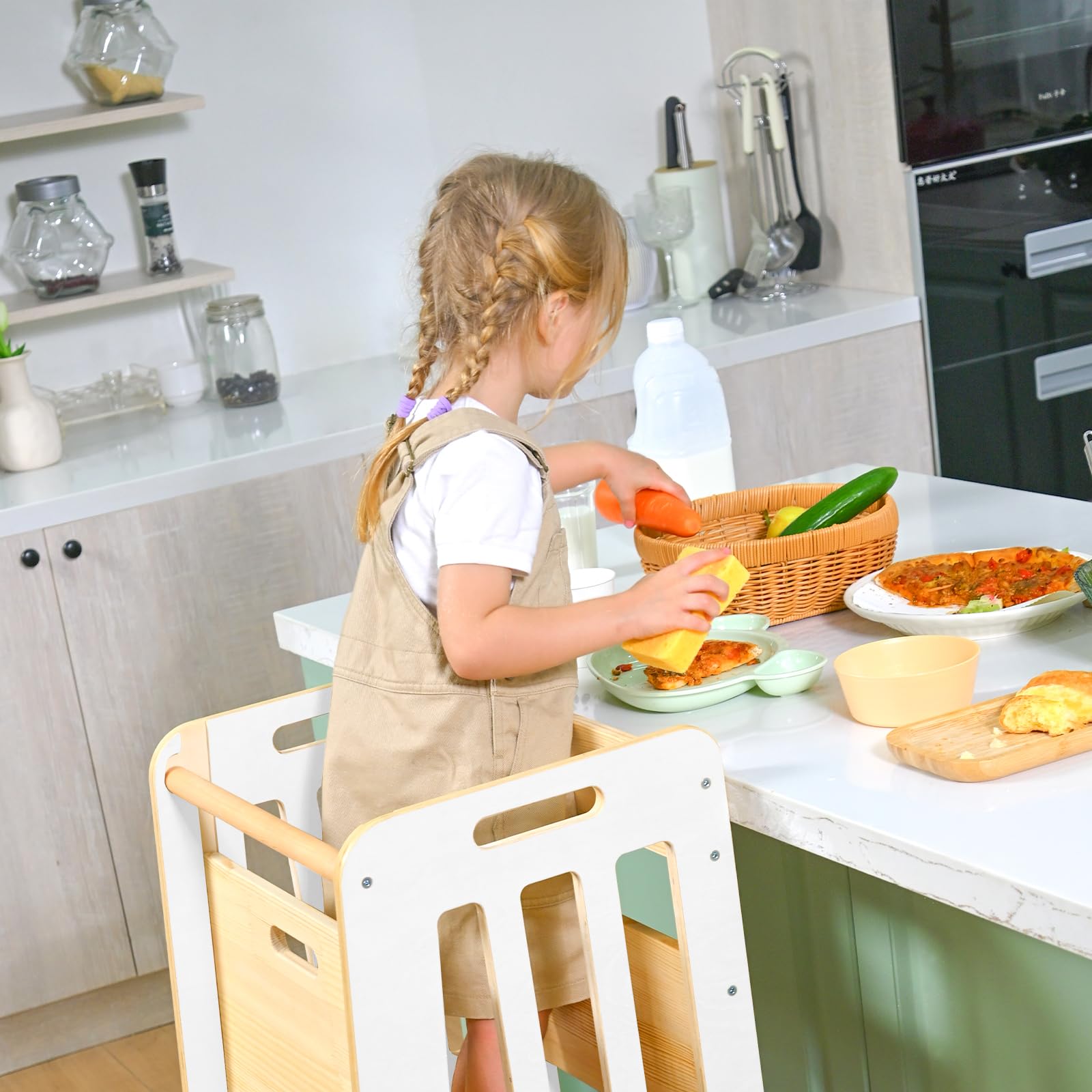 Wingyz Toddler Tower anti slip feet keep the stool steady.