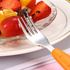 WitBicg carrot-design fork with ergonomic handle promotes comfortable dining.