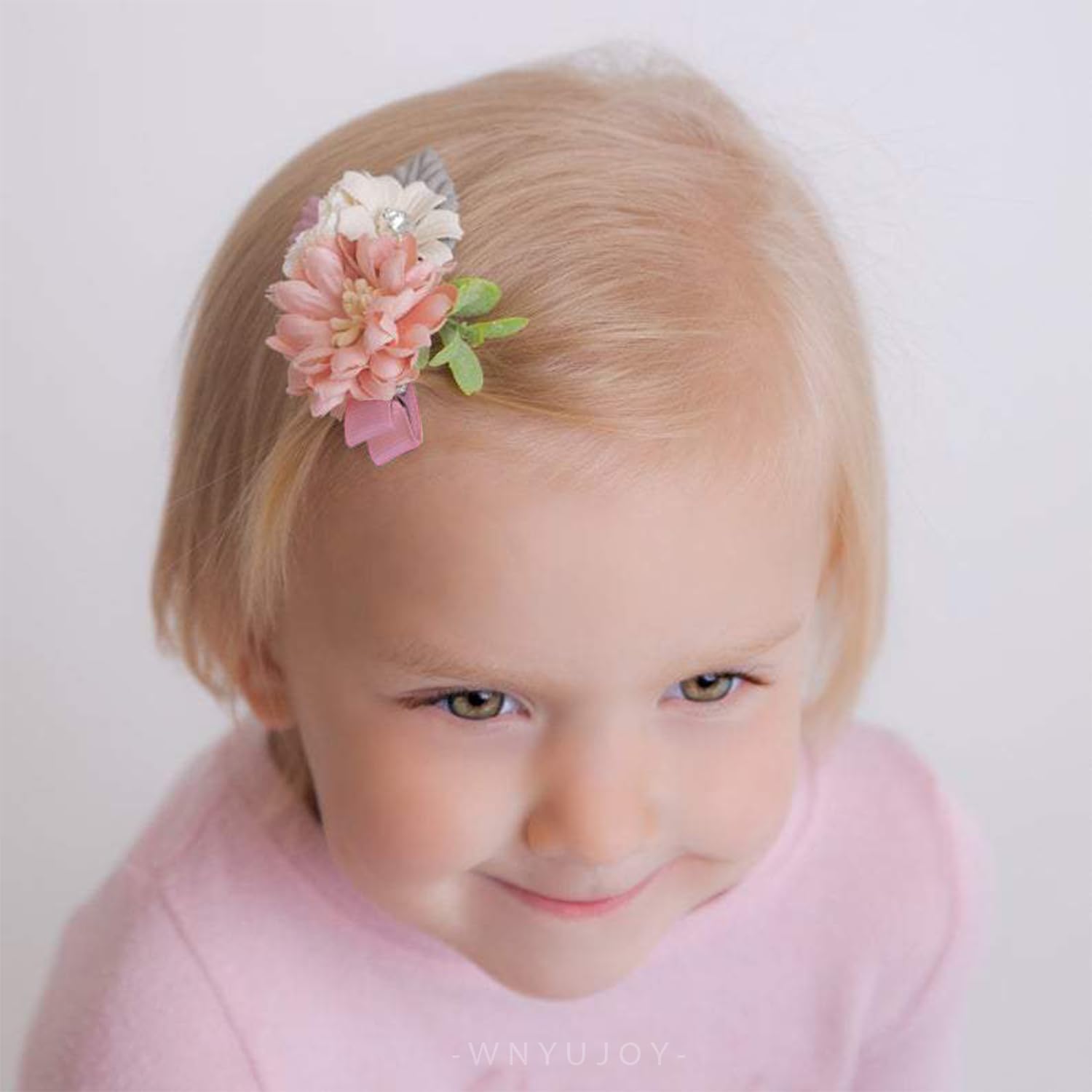WNYUJOY boutique-lined alligator clip offers gentle grip for delicate hair.