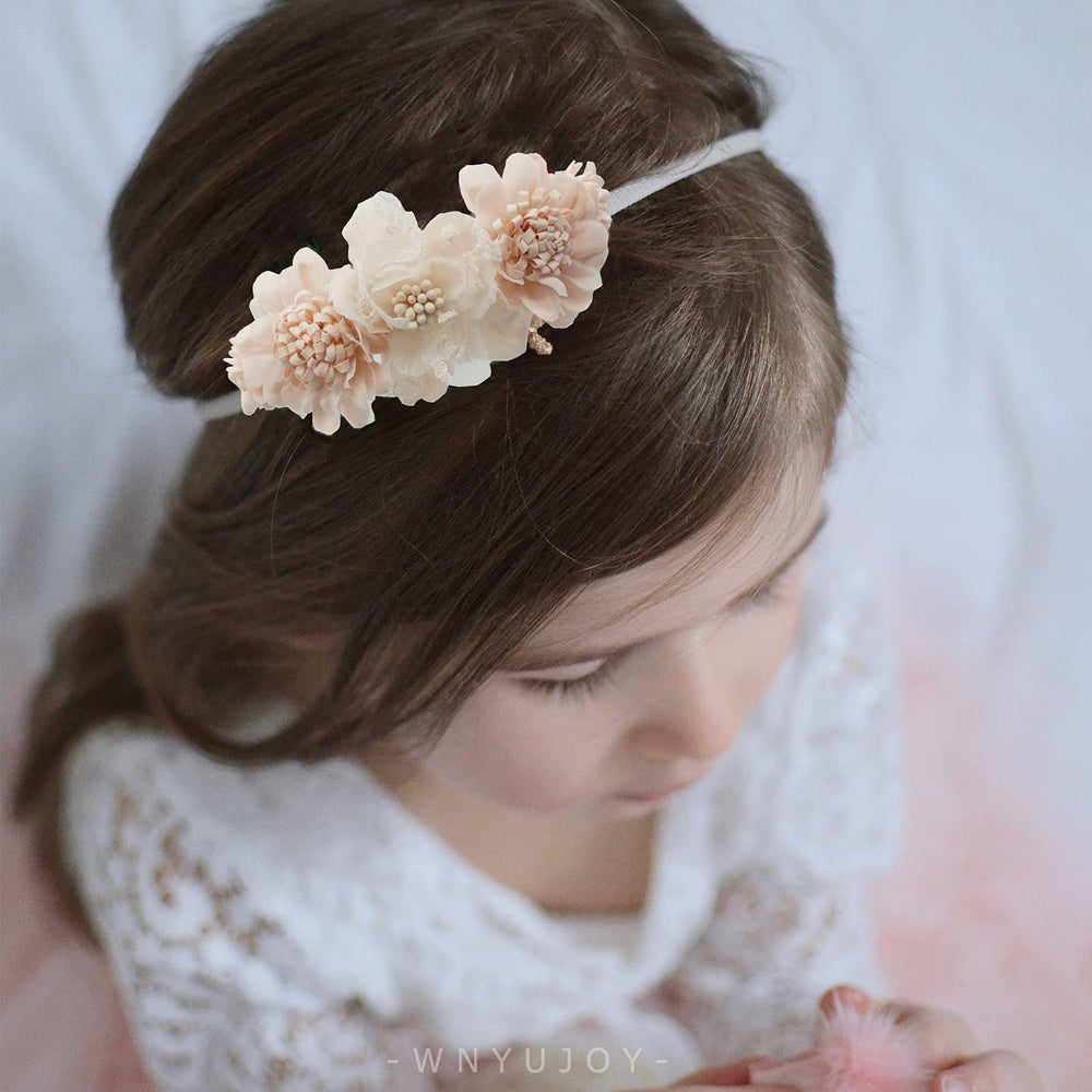 WNYUJOY handmade natural flower detail adds soft, natural charm to any look