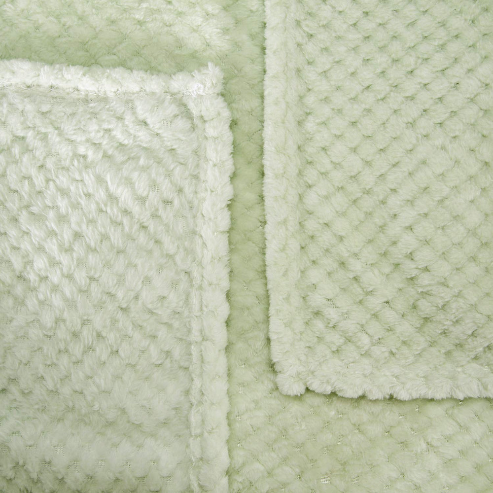 Wonder Miracle machine-washable blanket stays plush after washes