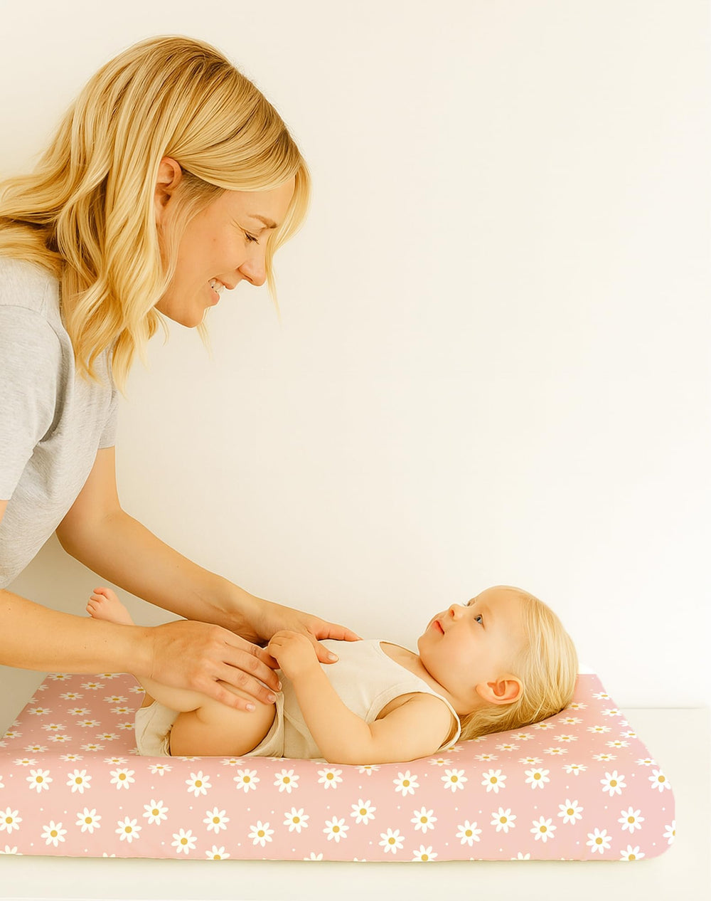Woodiville Daisy Check cover in hand demonstrates easy on/off with 4-way stretch.