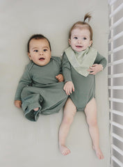 Woolino bandana bib snaps closeup highlights adjustable nickel-free closures.