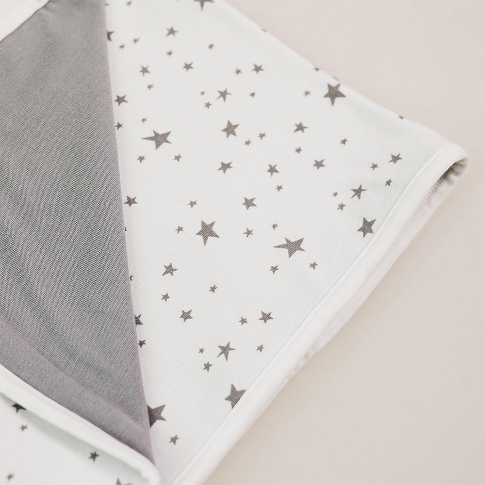 Woolino Toddler Blanket Merino Wool Detail close-up highlights soft, itch-free texture