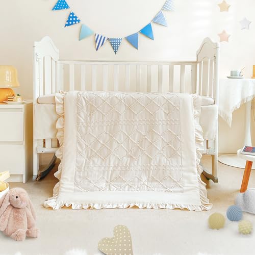 Wowelife quilted comforter 33x42 inches looks soft and plush.