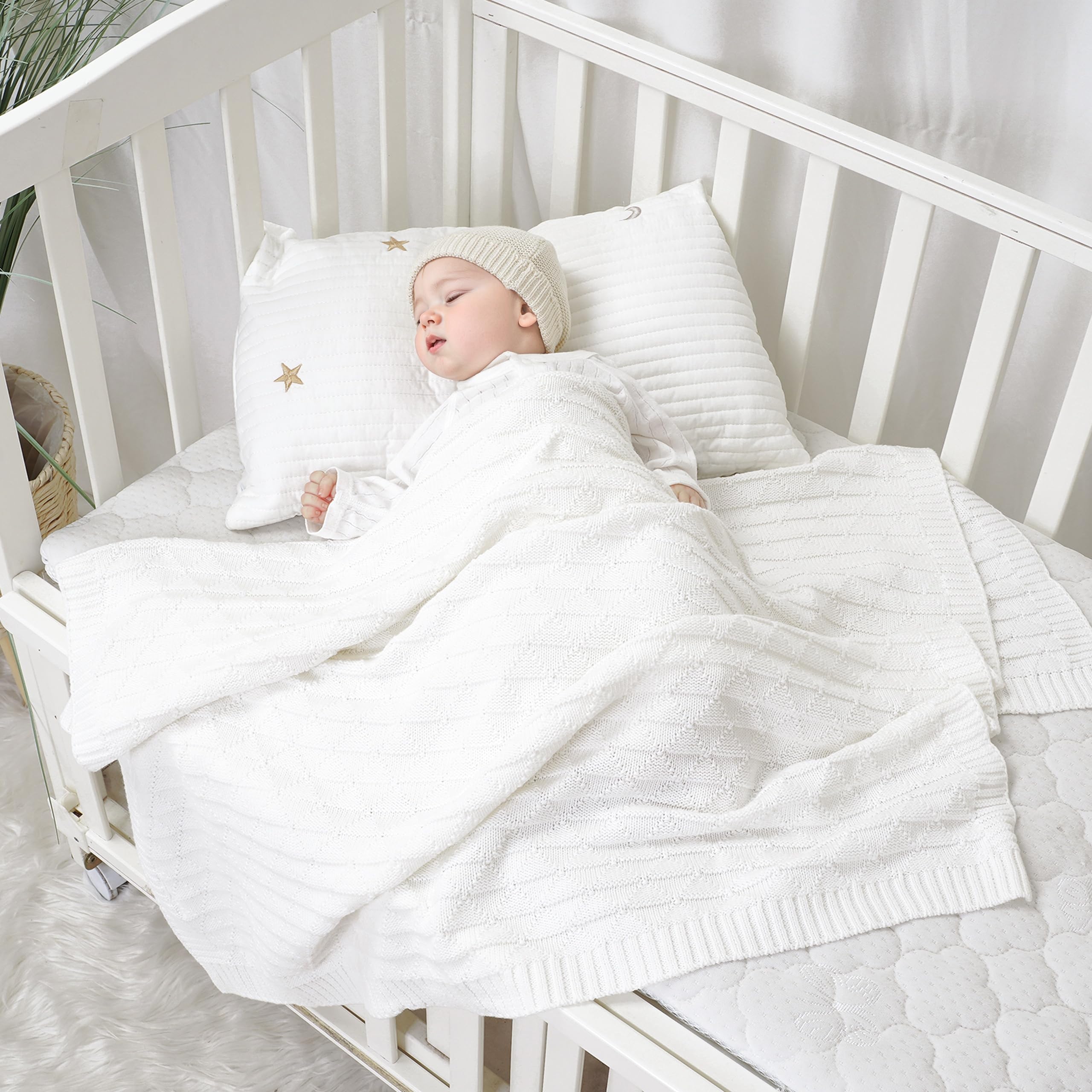 Wugugu 30x40-inch blanket size ideal for swaddling and nap time