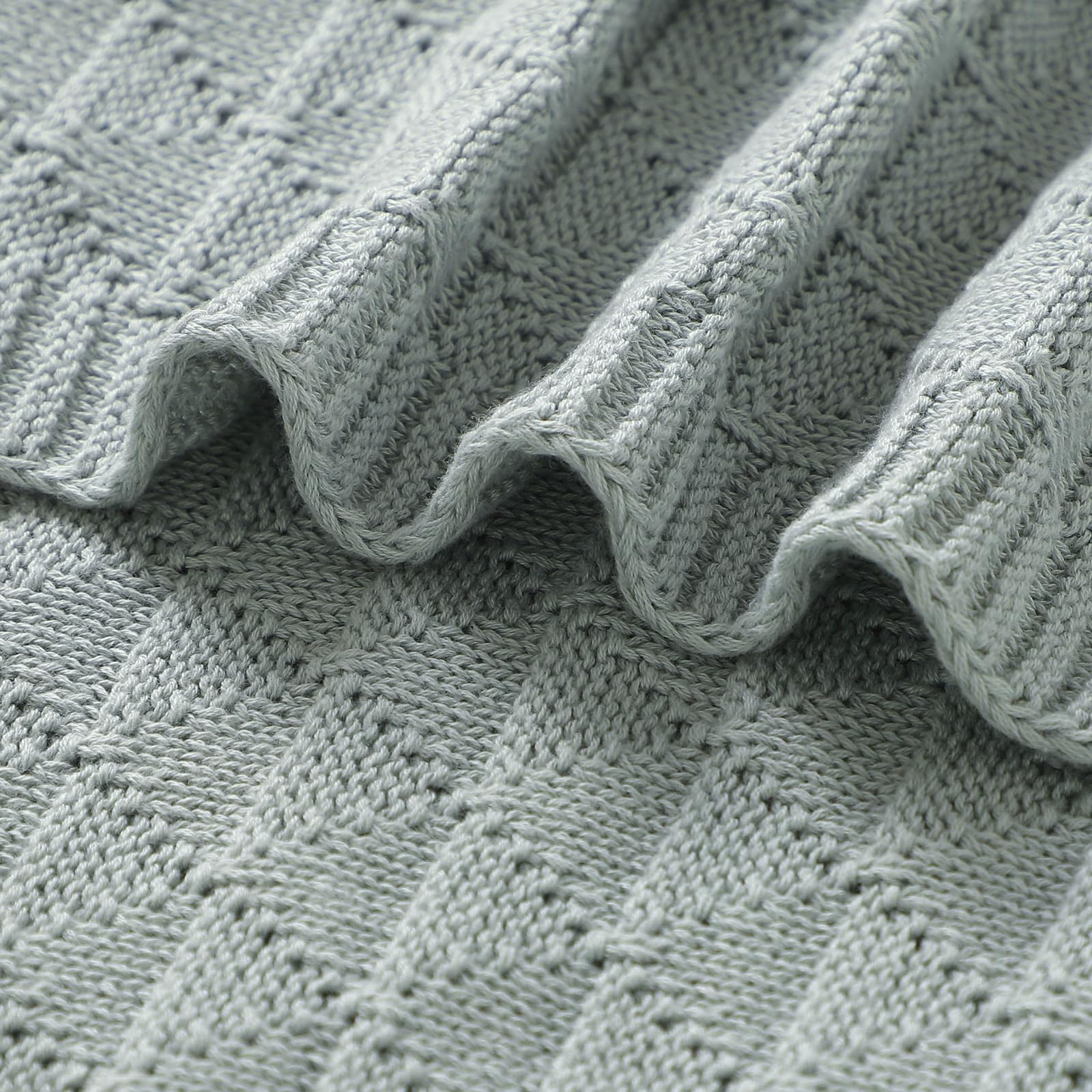 Wugugu gray diamond-pattern blanket adds breathable warmth.