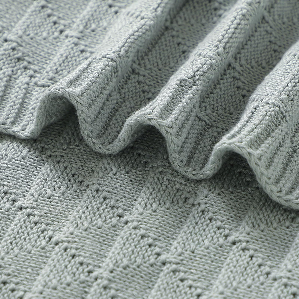 Wugugu gray diamond-pattern blanket adds breathable warmth.