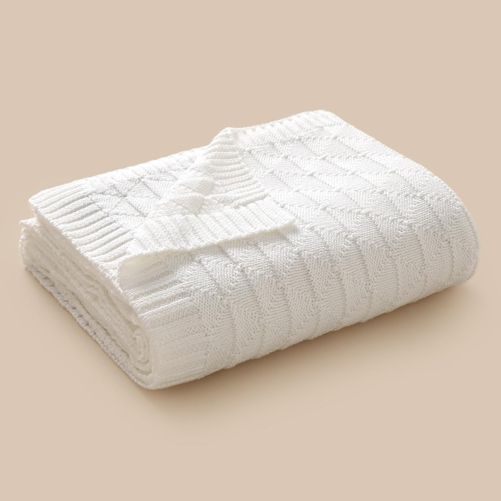 Wugugu white knit baby blanket suitable for newborns to toddlers