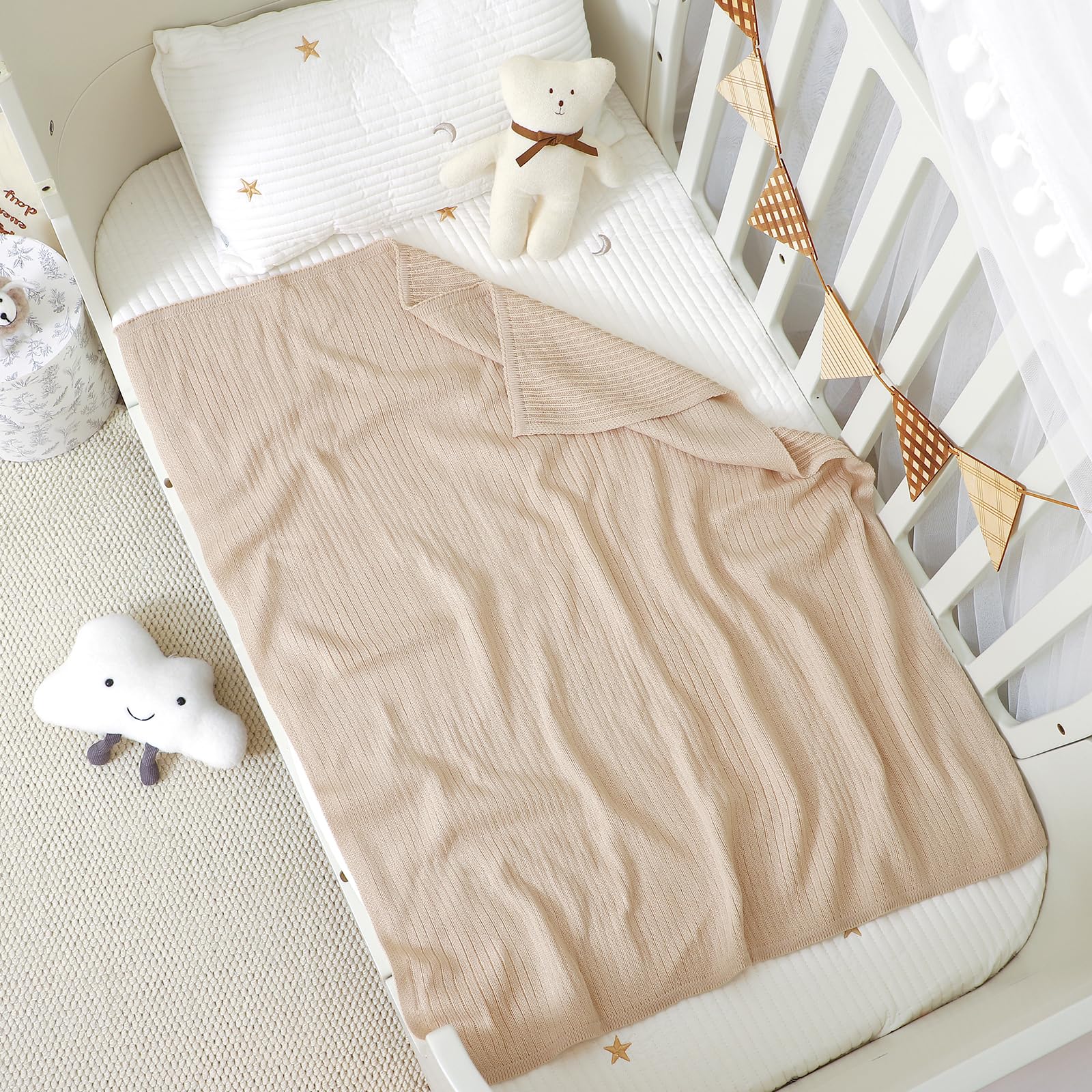 Wugugu knit fabric texture detail highlights lightweight warmth.