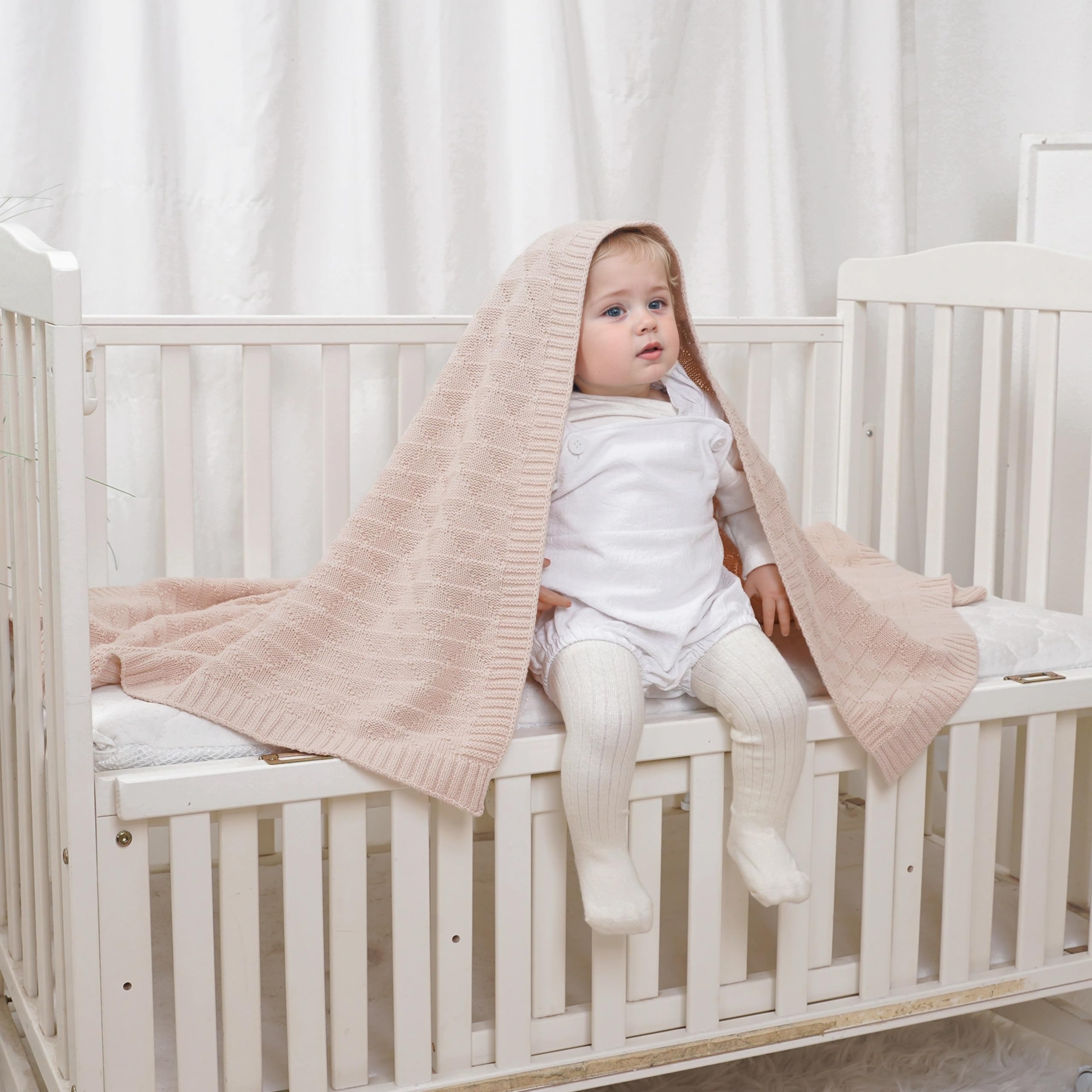 Close-up of the knit pattern on the neutral Wugugu blanket for swaddling.