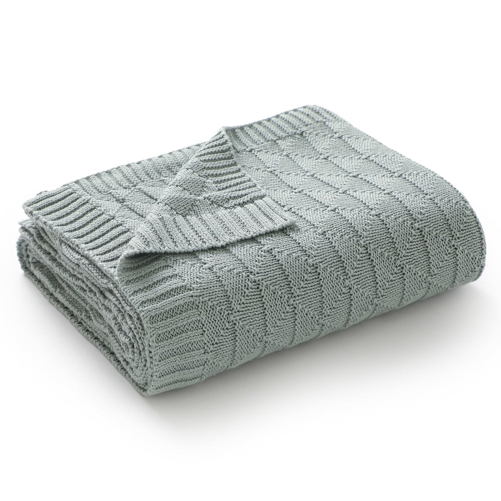 Wugugu machine-washable blanket for easy care and durability.