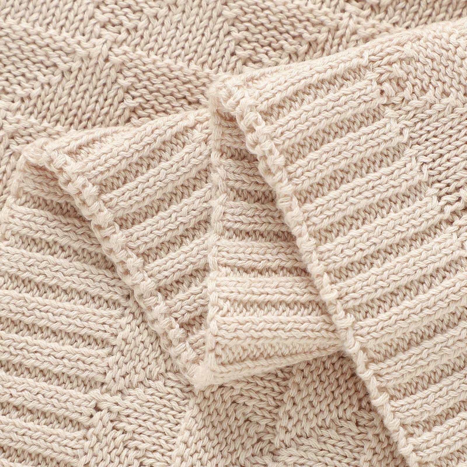 Machine-washable Wugugu baby blanket for easy care and longevity.