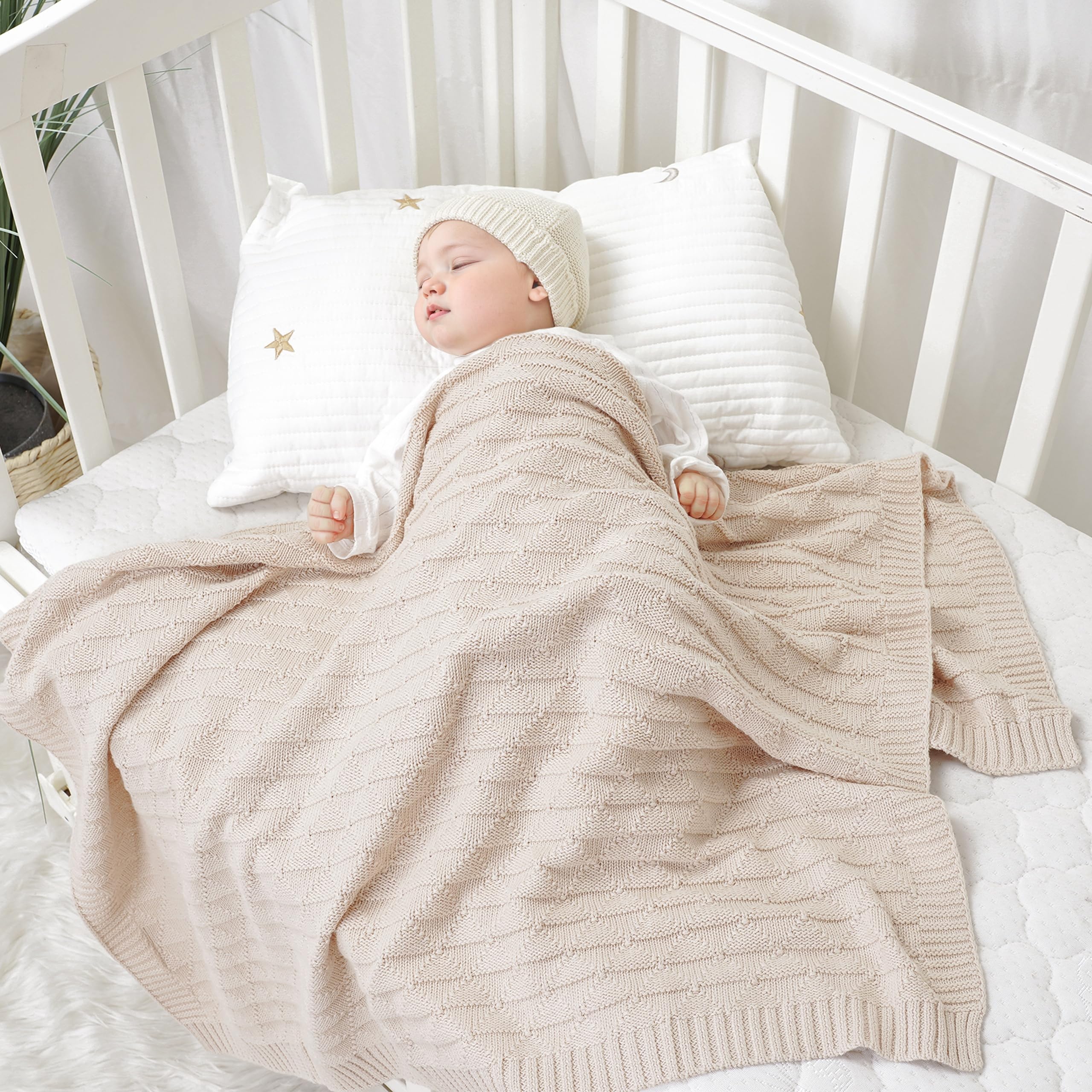 Soft beige Wugugu blanket made from organic cotton for everyday use.
