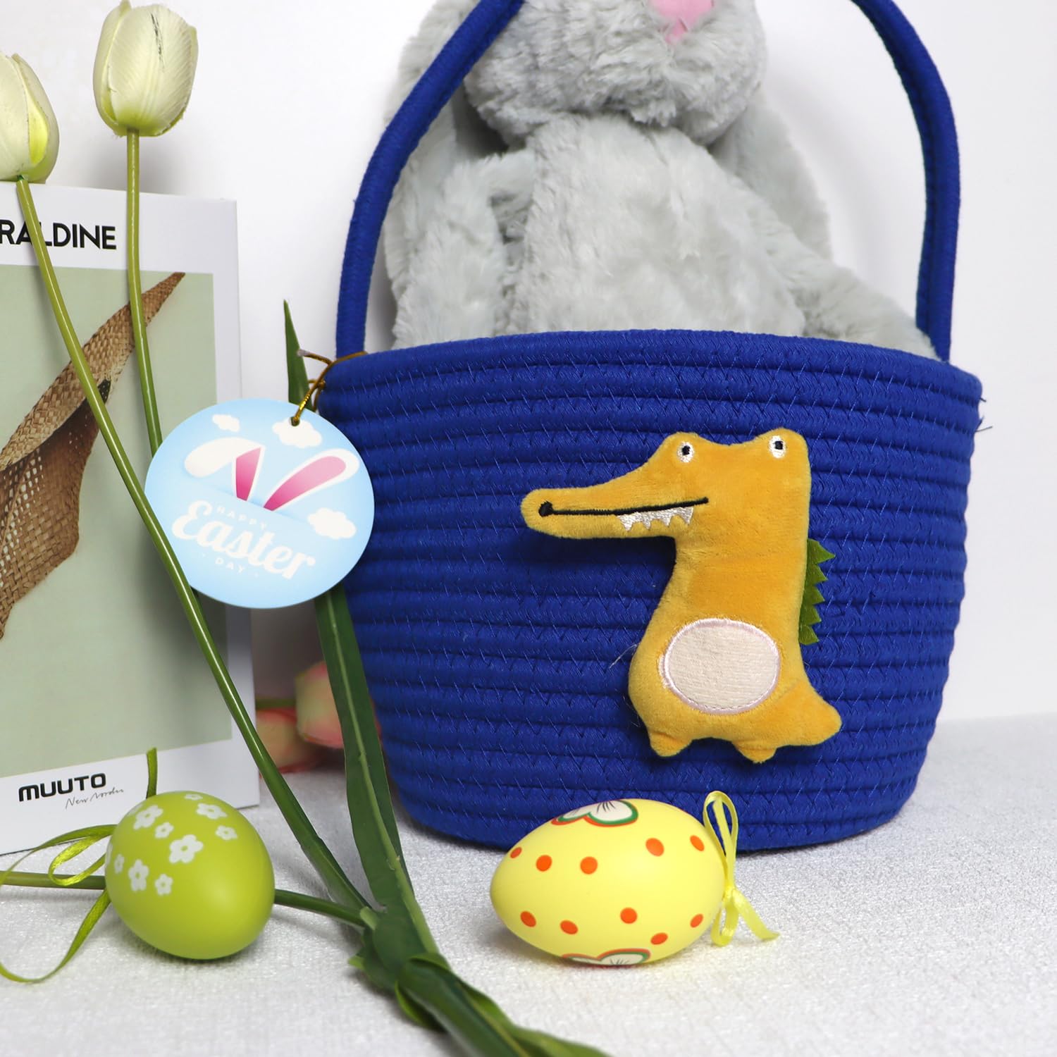 XENTUMI basket features a sturdy handle for easy carrying.
