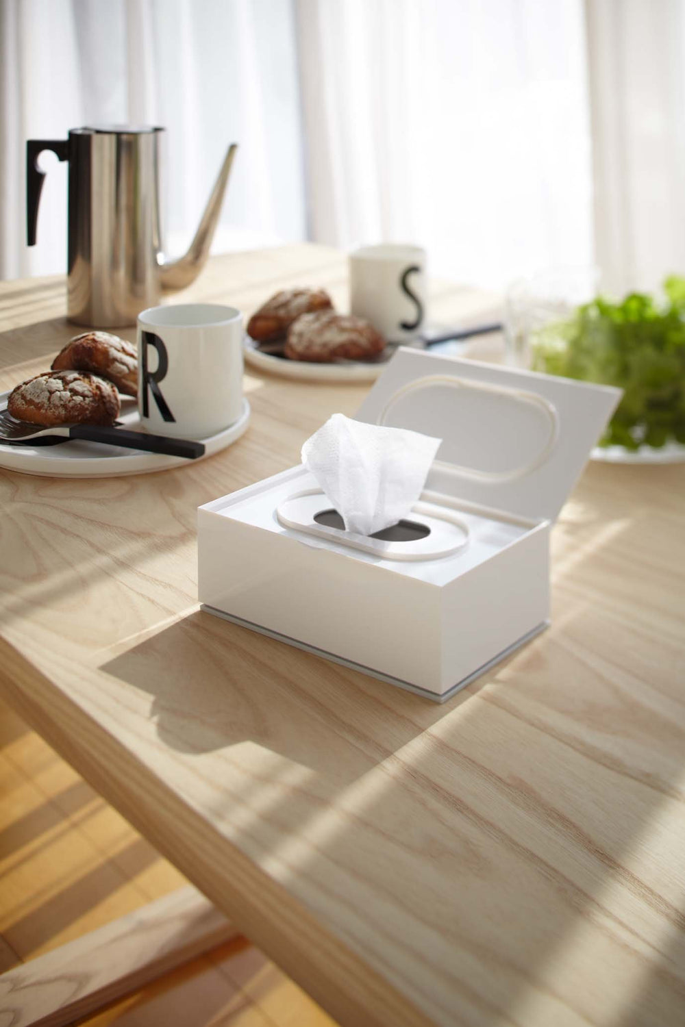 Yamazaki Veil White case complements living rooms and offices.