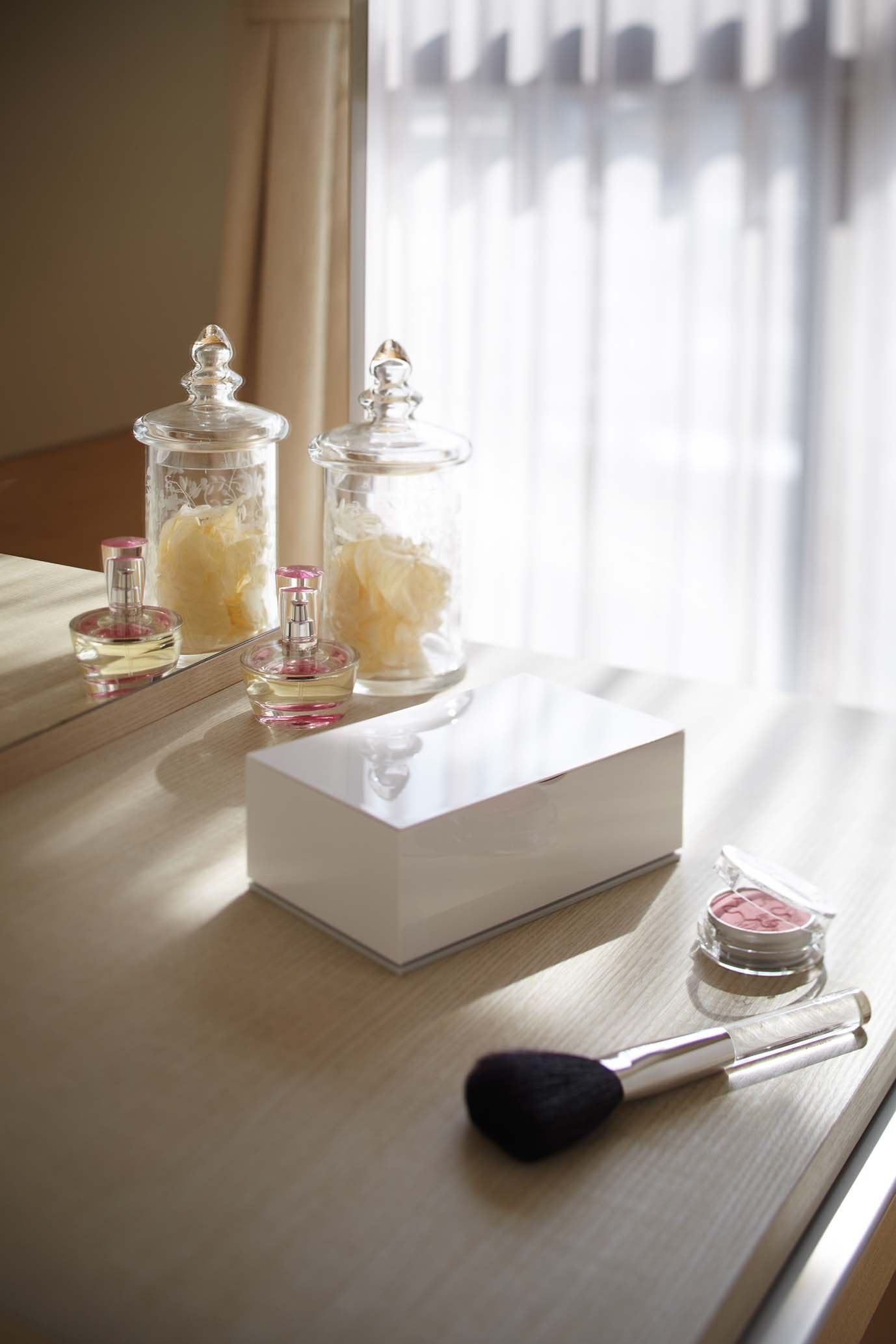 Holds toilet cleaning wipes for versatile storage option.