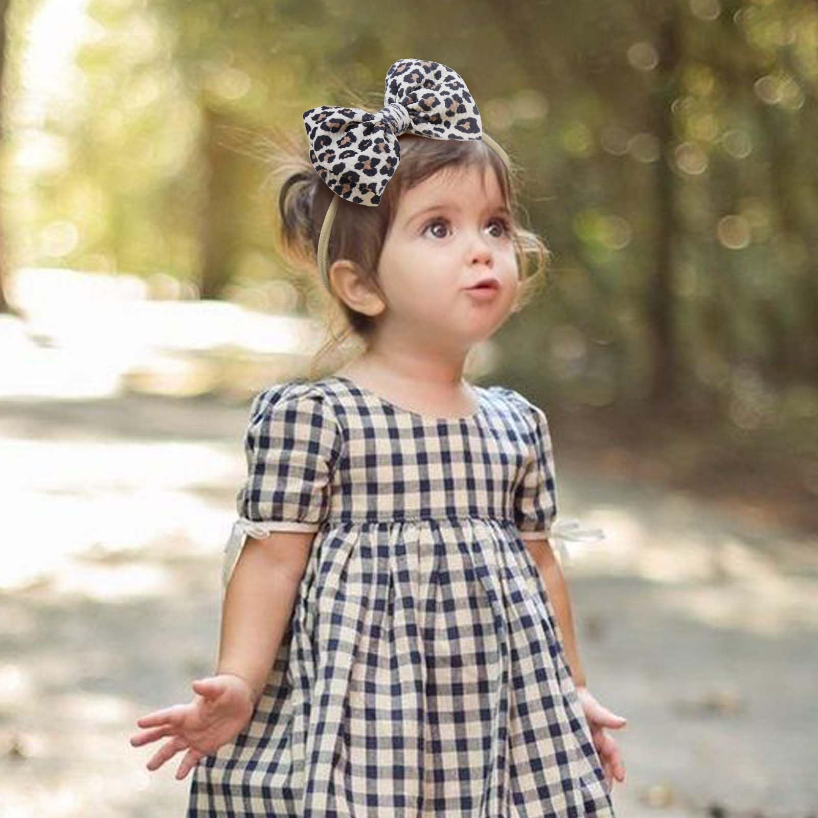 YanJie sporty bow headband viewed side to highlight elastic band.