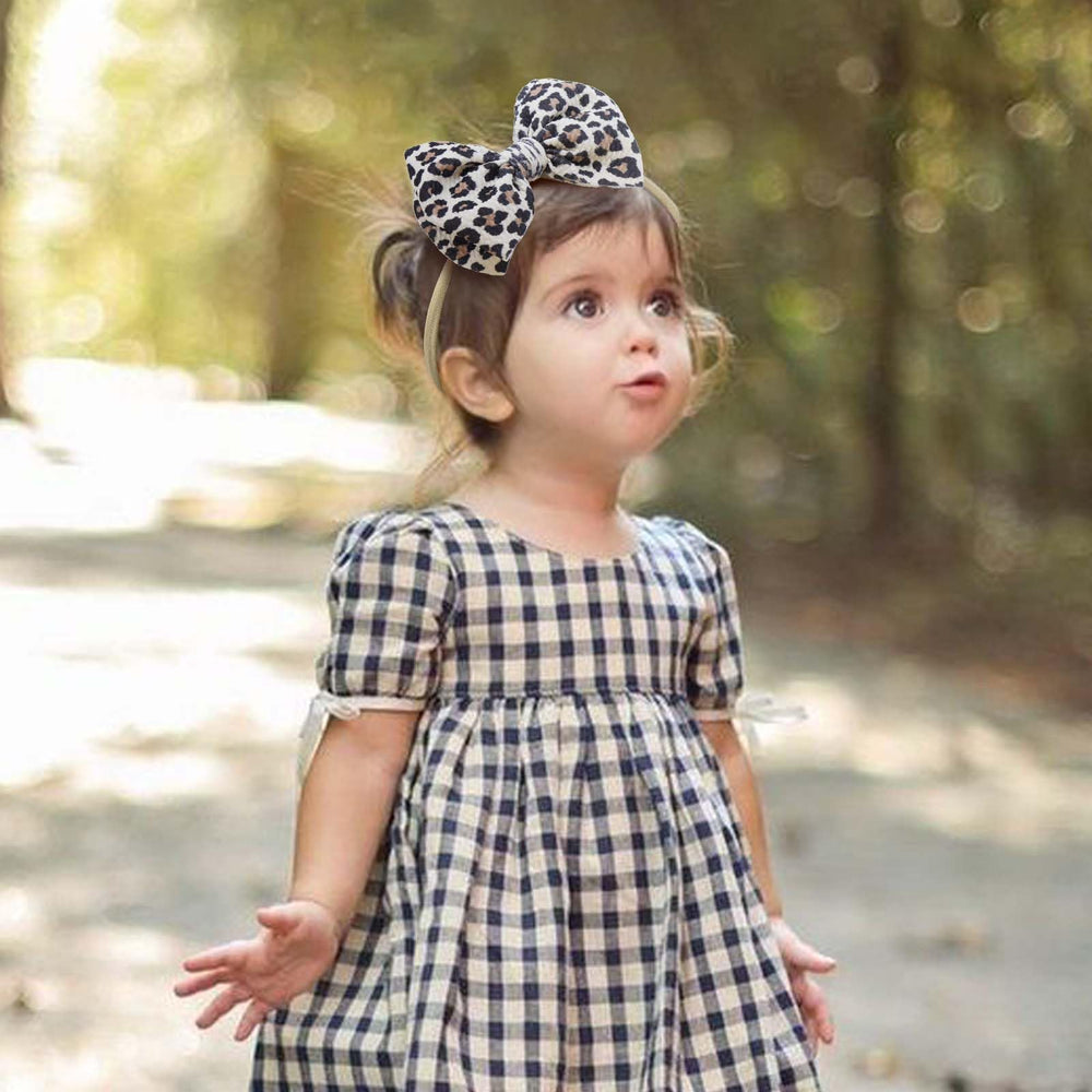 YanJie sporty bow headband viewed side to highlight elastic band.