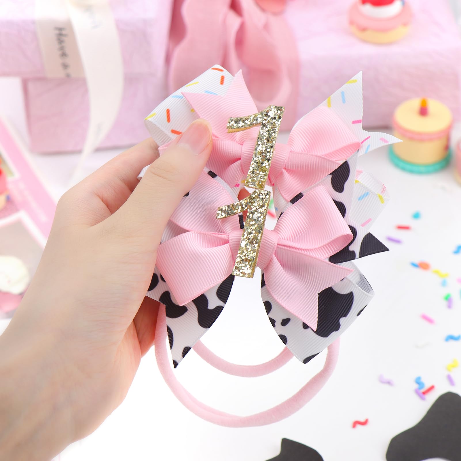 YanJie infant photography prop bow highlights milestone moments with sparkle.